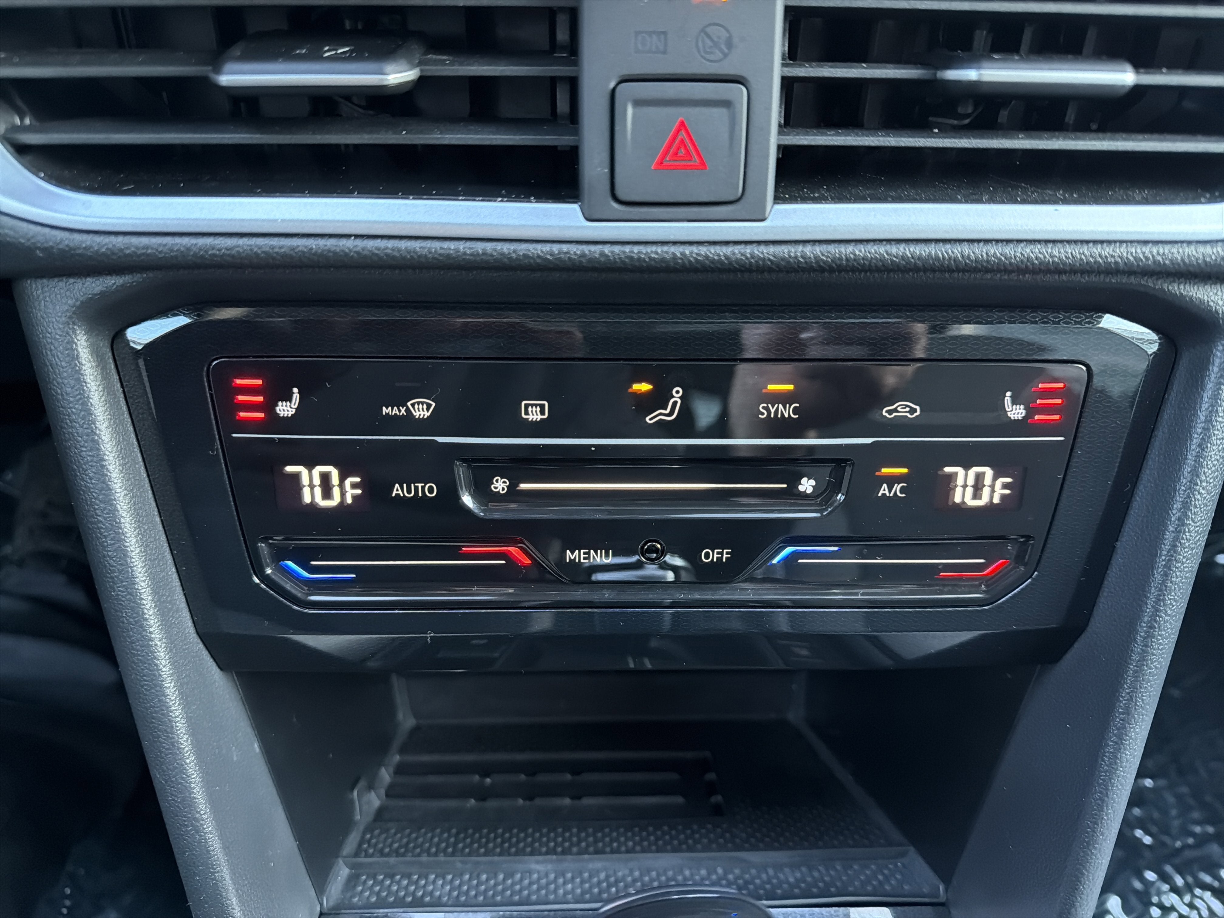 2025 Volkswagen Taos SE w/panoramic sunroof