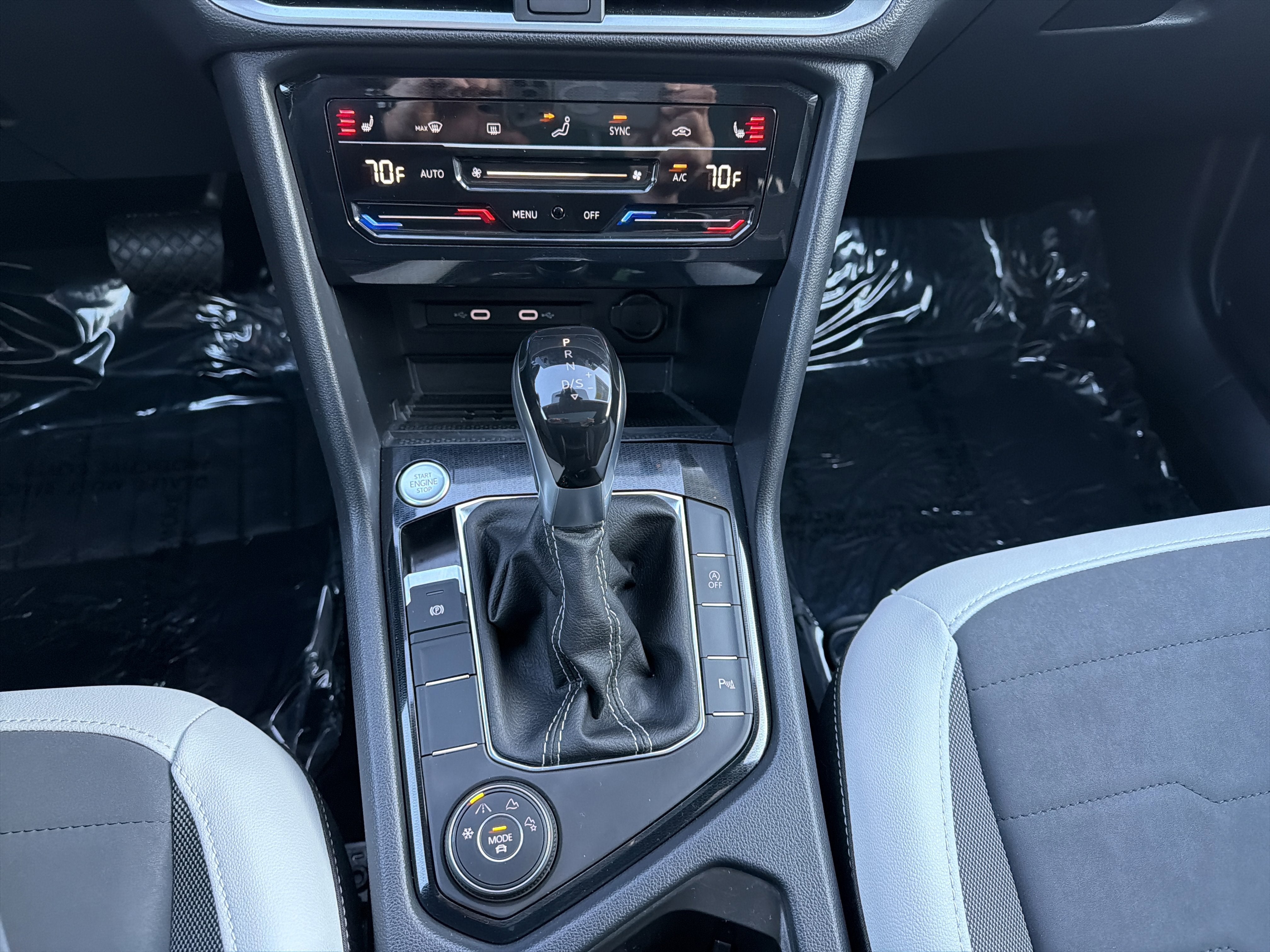 2025 Volkswagen Taos SE w/panoramic sunroof