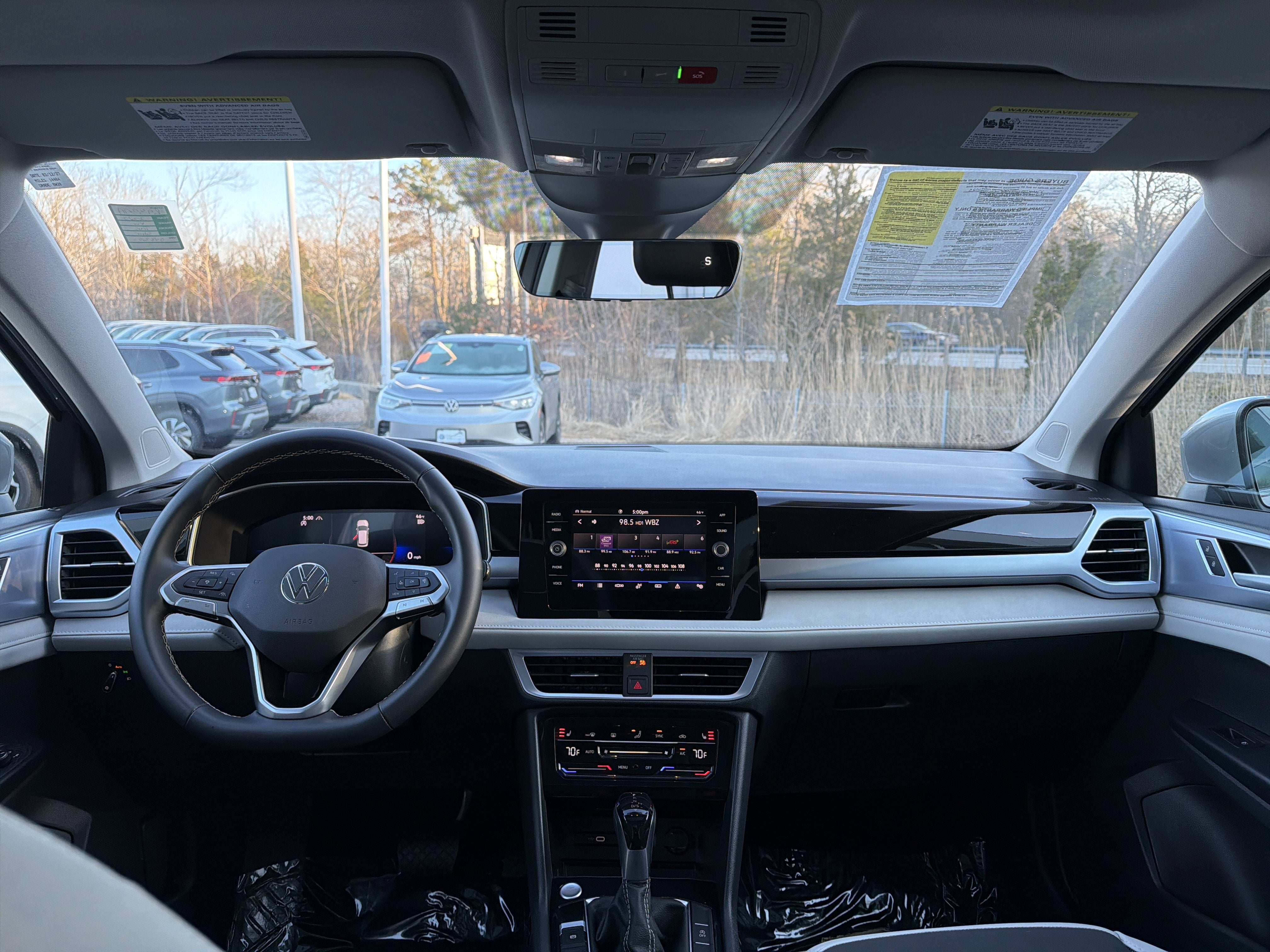 2025 Volkswagen Taos SE w/panoramic sunroof