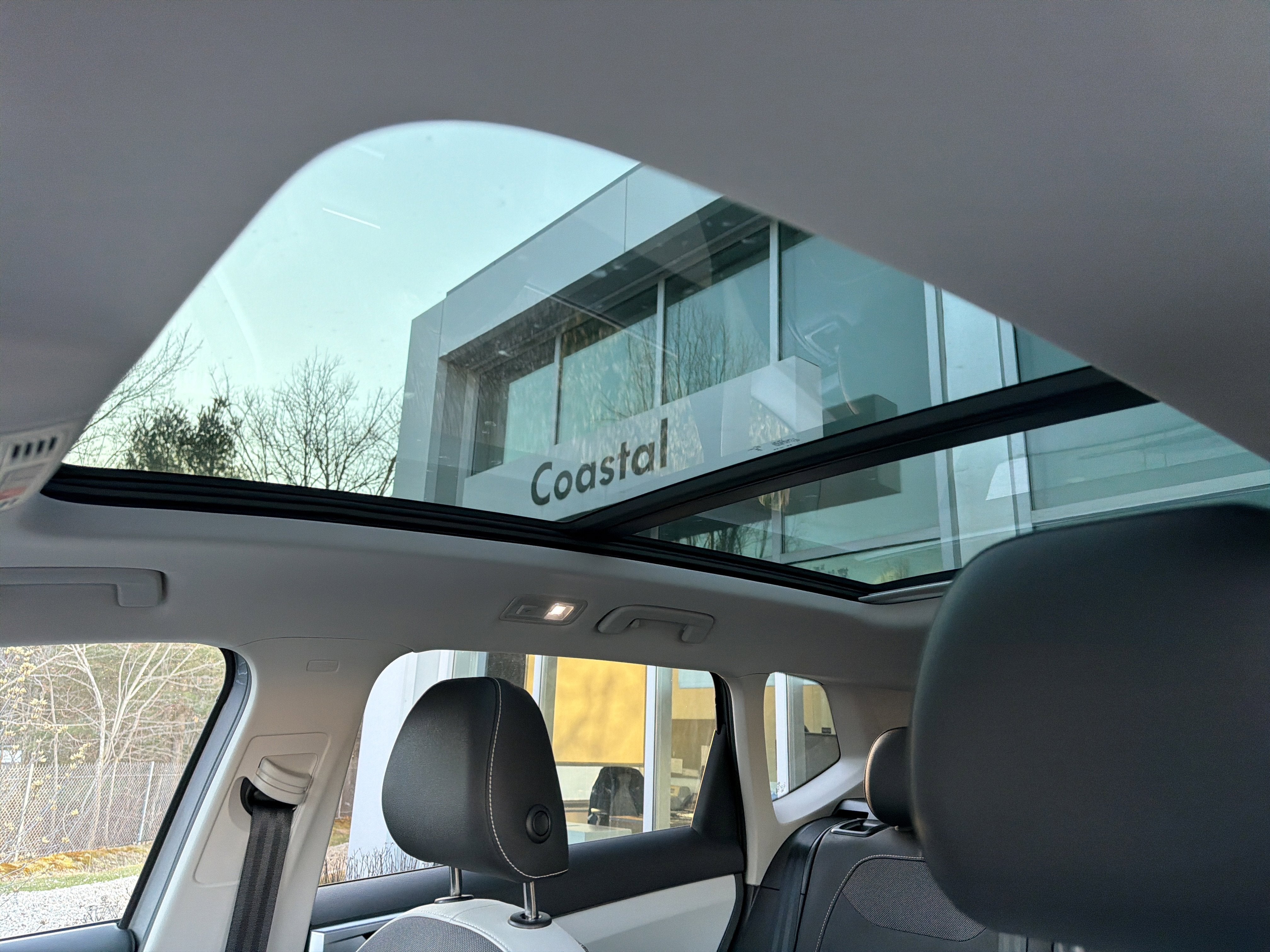 2025 Volkswagen Taos SE w/panoramic sunroof