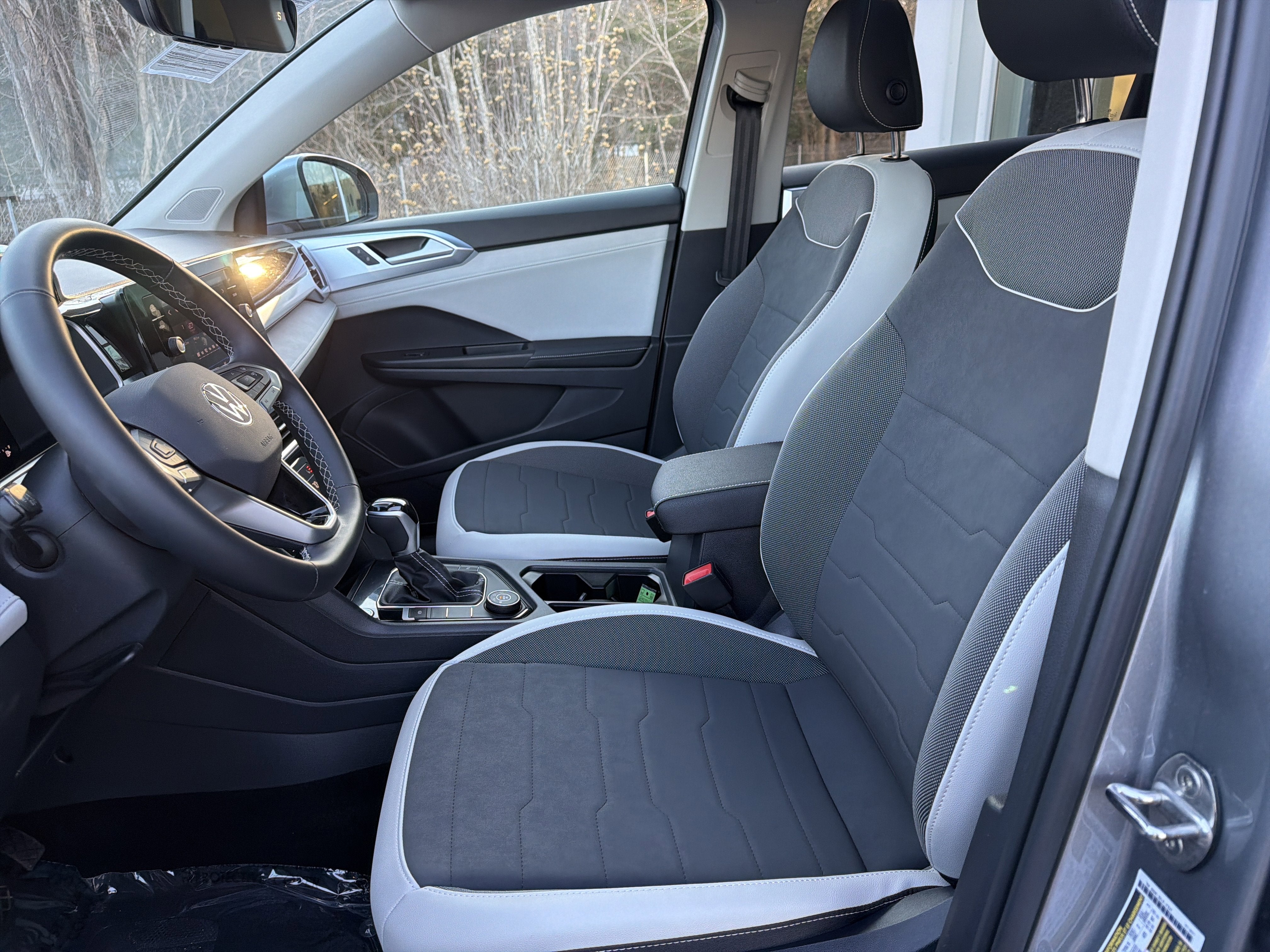 2025 Volkswagen Taos SE w/panoramic sunroof