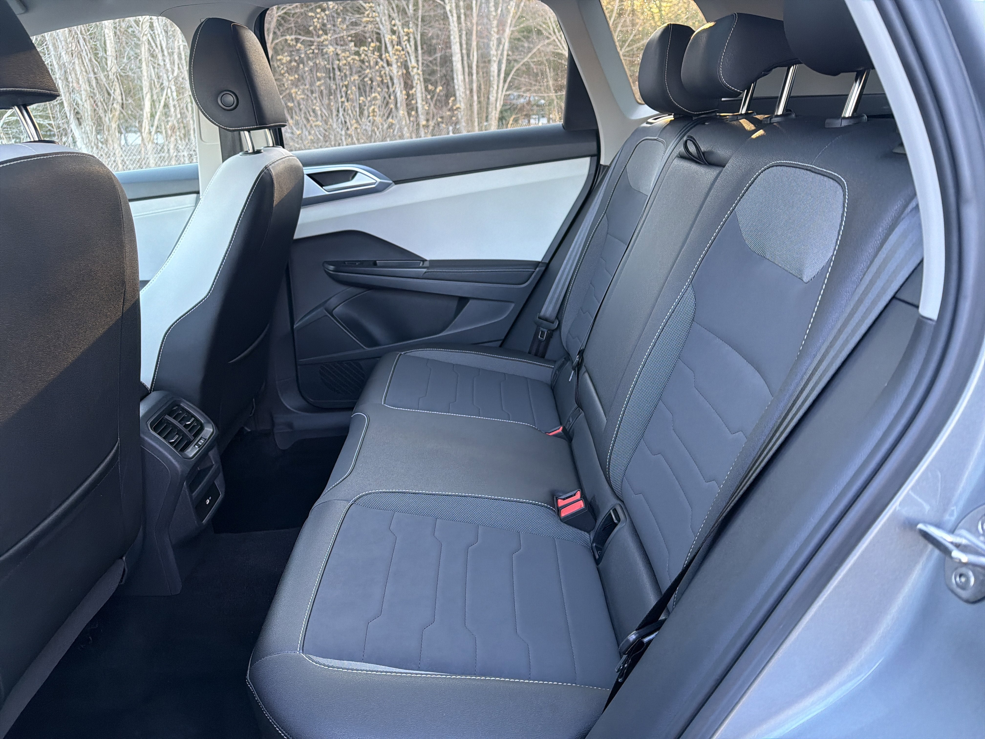 2025 Volkswagen Taos SE w/panoramic sunroof