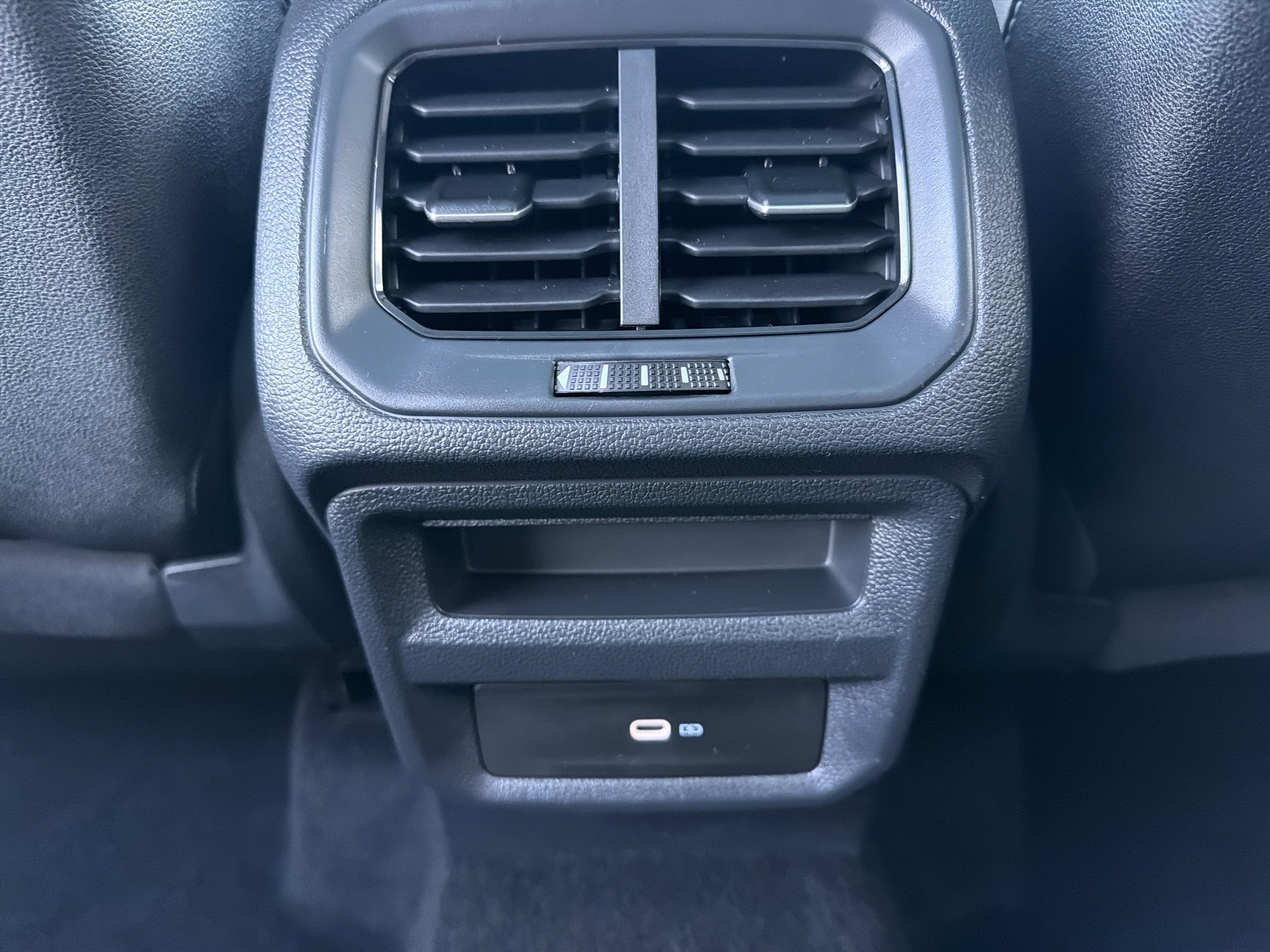 2025 Volkswagen Taos SE w/panoramic sunroof