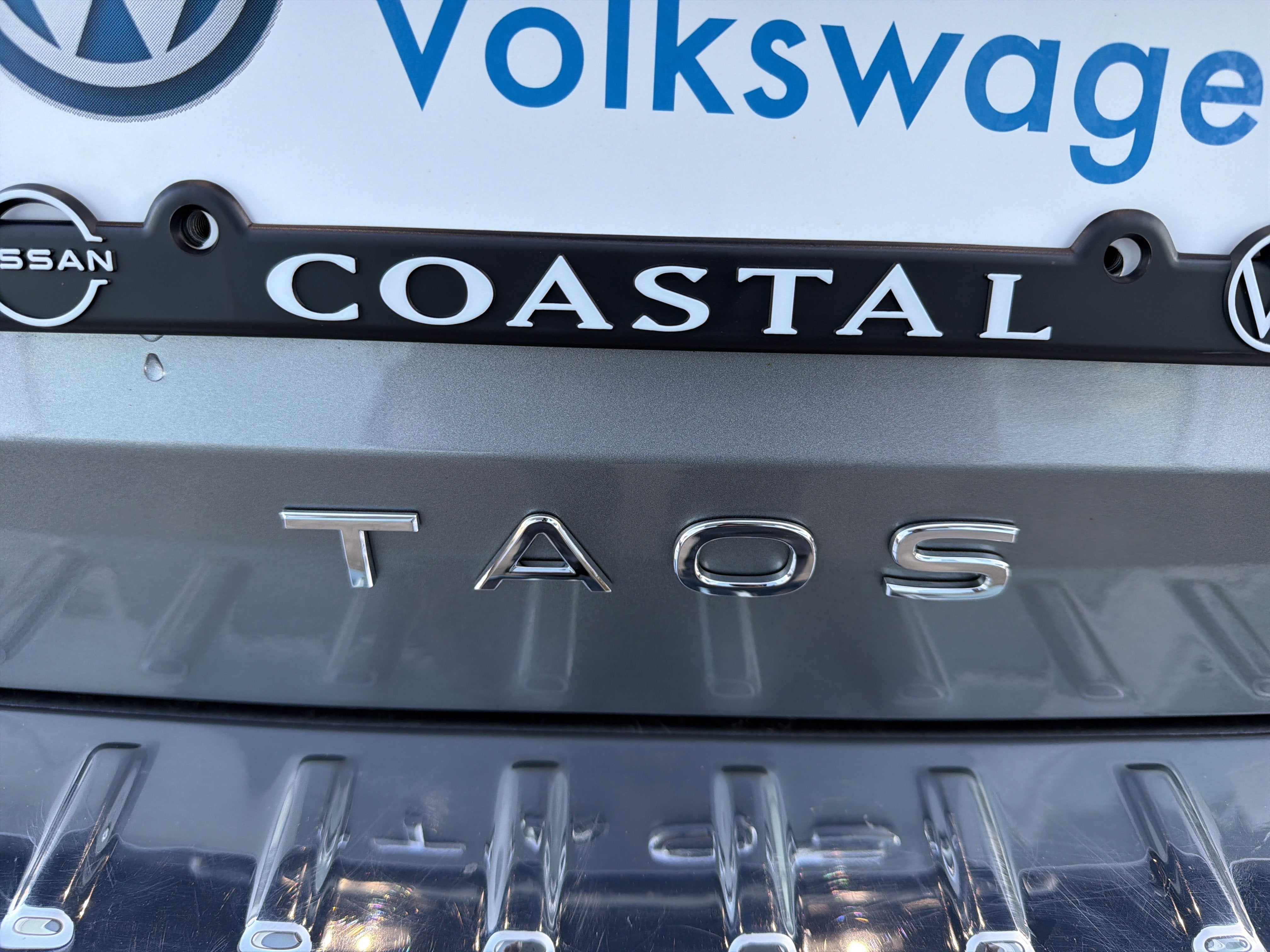 2025 Volkswagen Taos SE w/panoramic sunroof