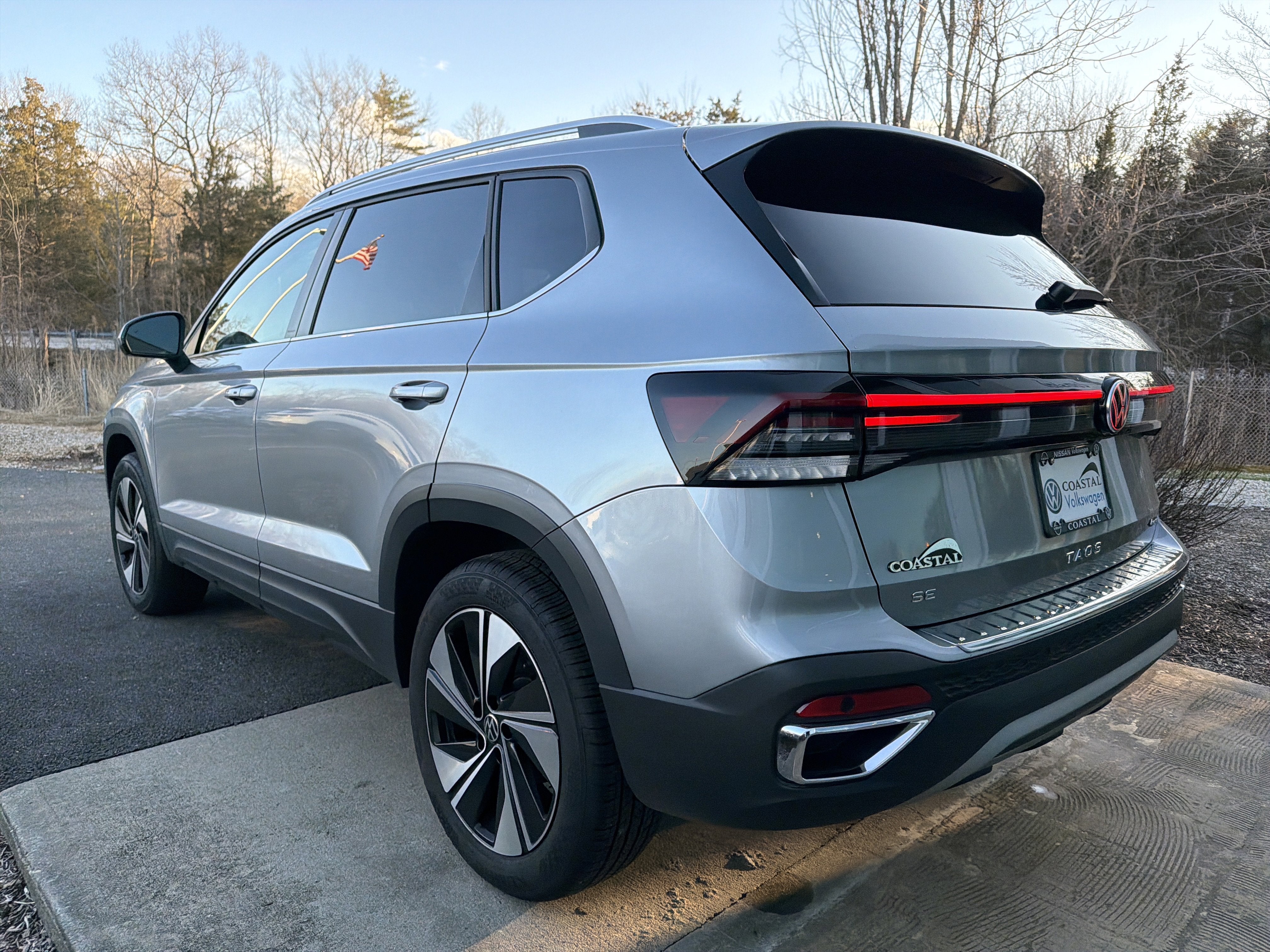 2025 Volkswagen Taos SE w/panoramic sunroof