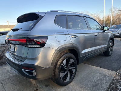 2025 Volkswagen Taos SE w/panoramic sunroof