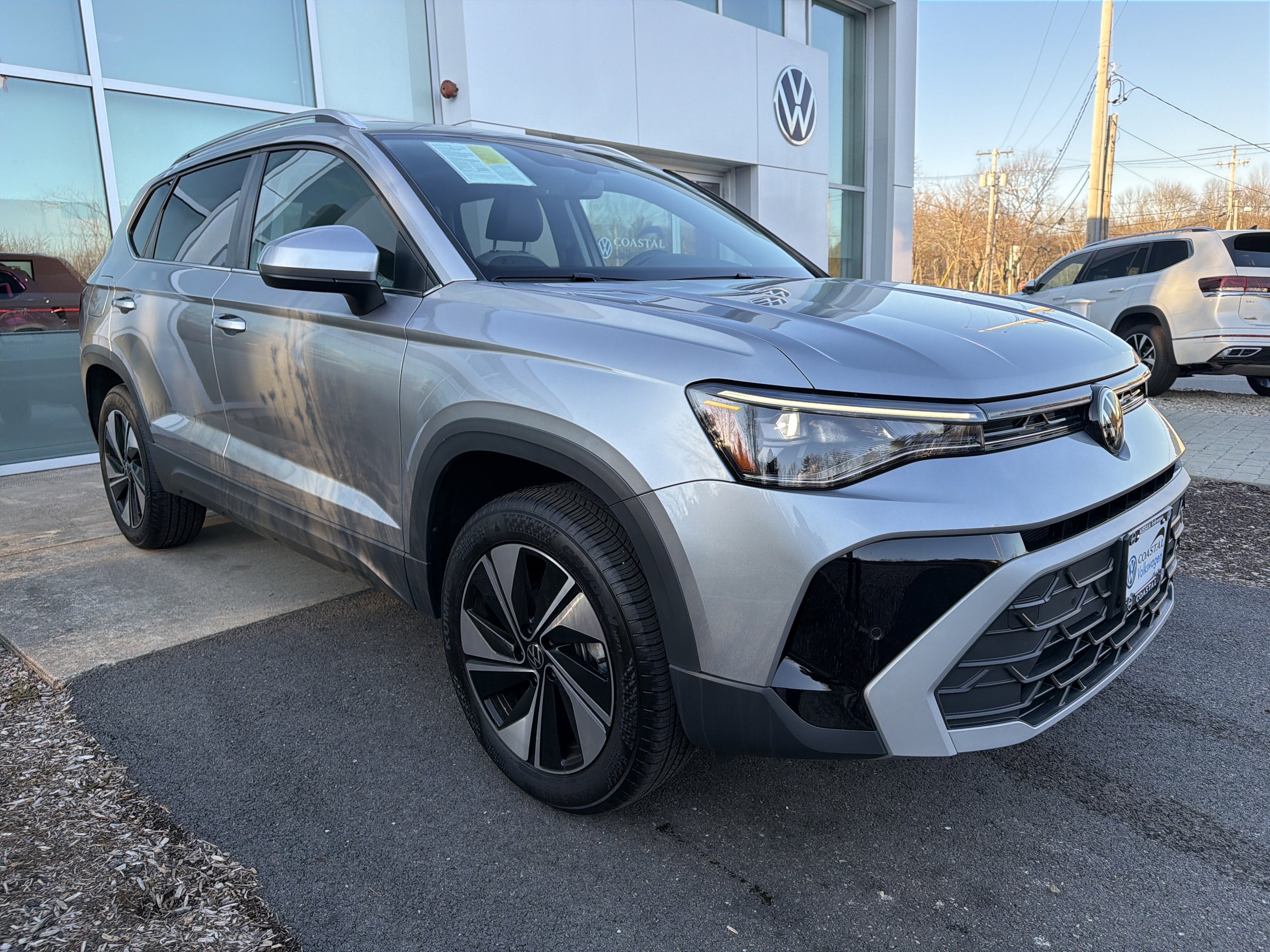 2025 Volkswagen Taos SE w/panoramic sunroof