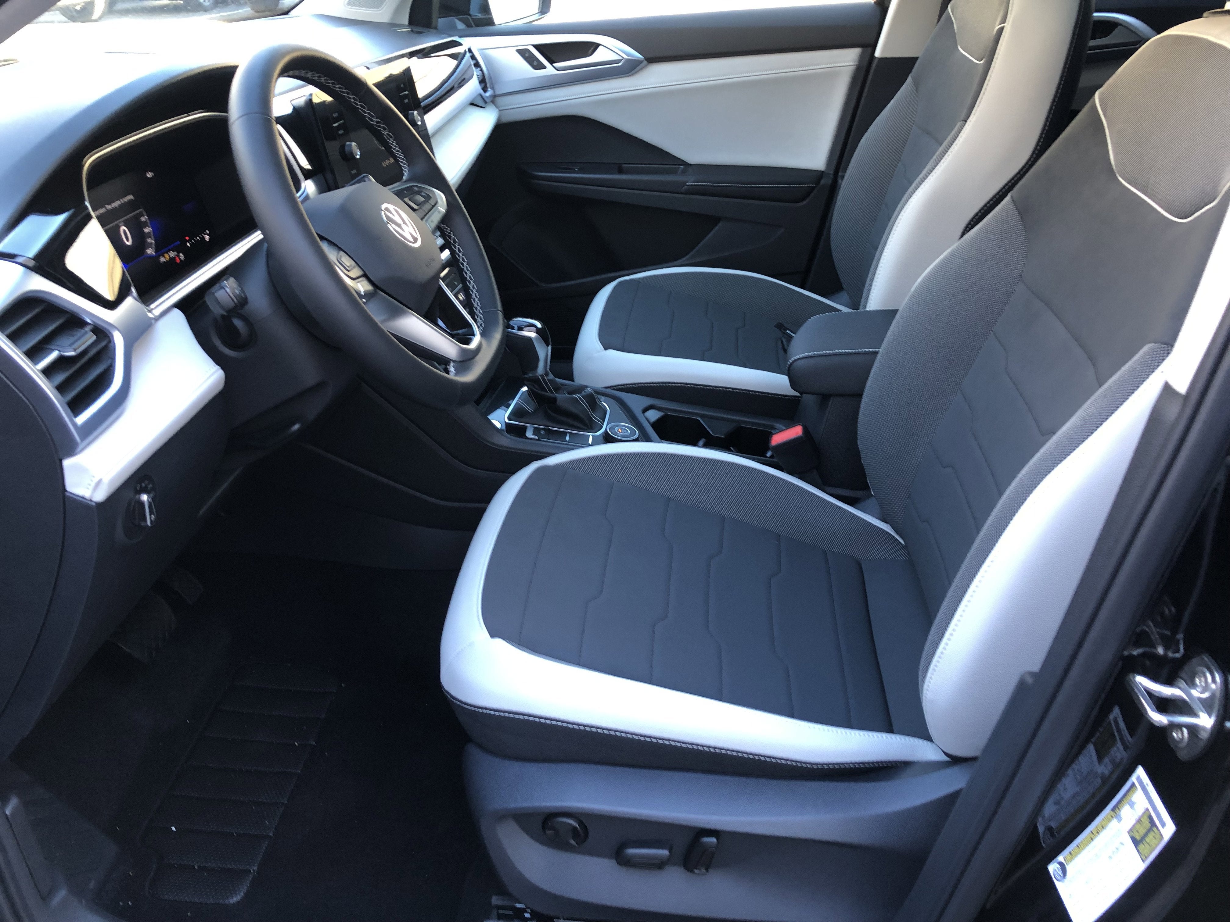 2026 Volkswagen Taos SE w/panoramic sunroof