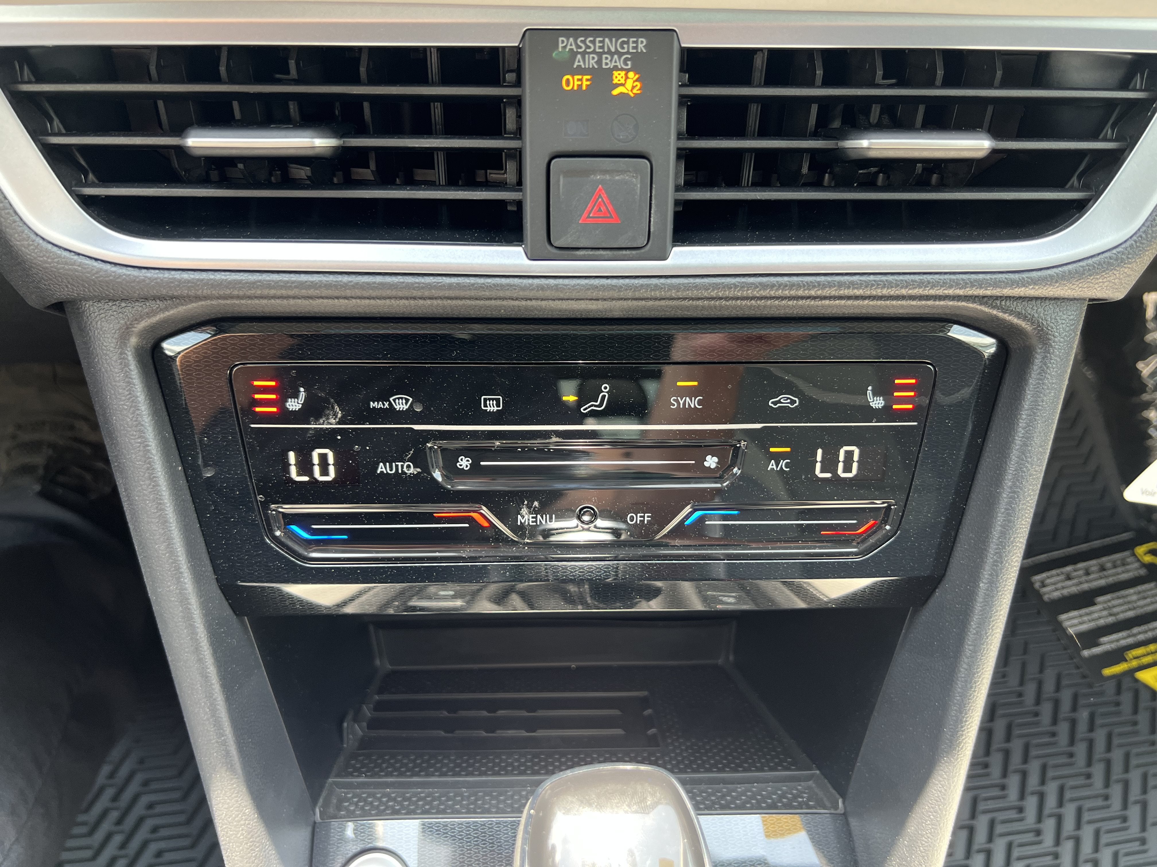 2026 Volkswagen Taos SE w/panoramic sunroof