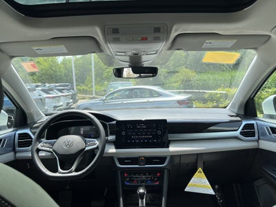 2026 Volkswagen Taos SE w/panoramic sunroof
