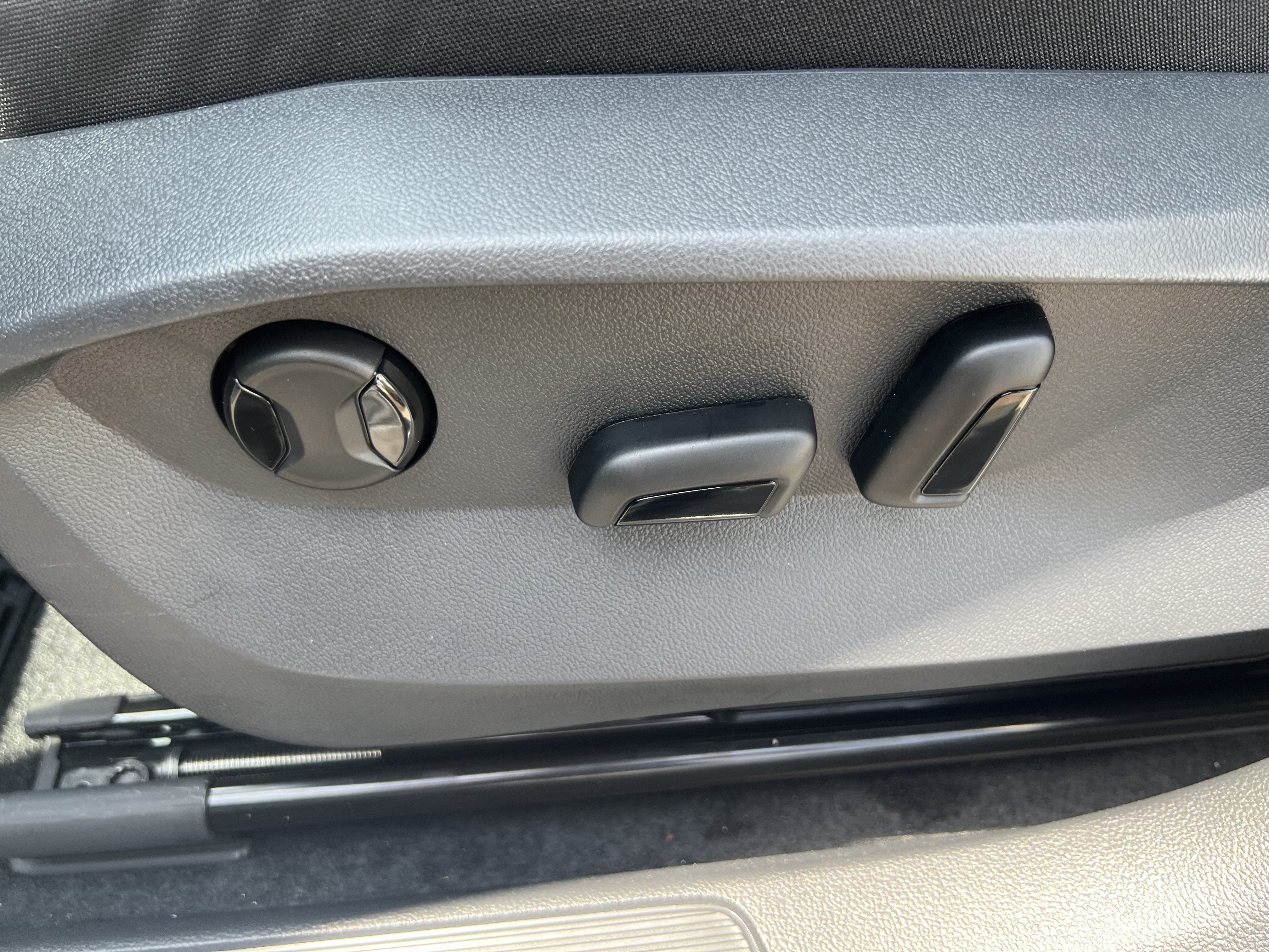 2026 Volkswagen Taos SE w/panoramic sunroof