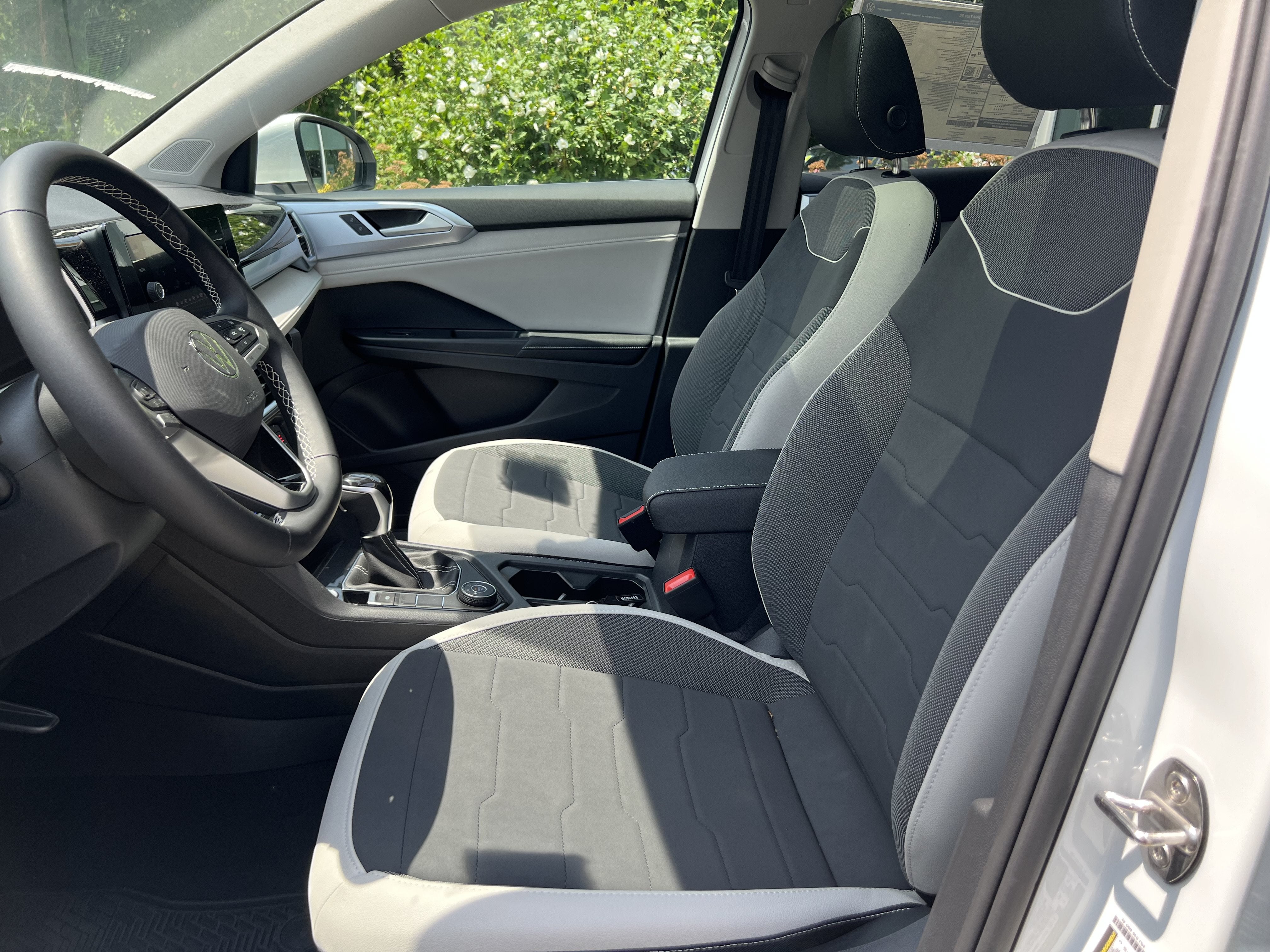 2026 Volkswagen Taos SE w/panoramic sunroof