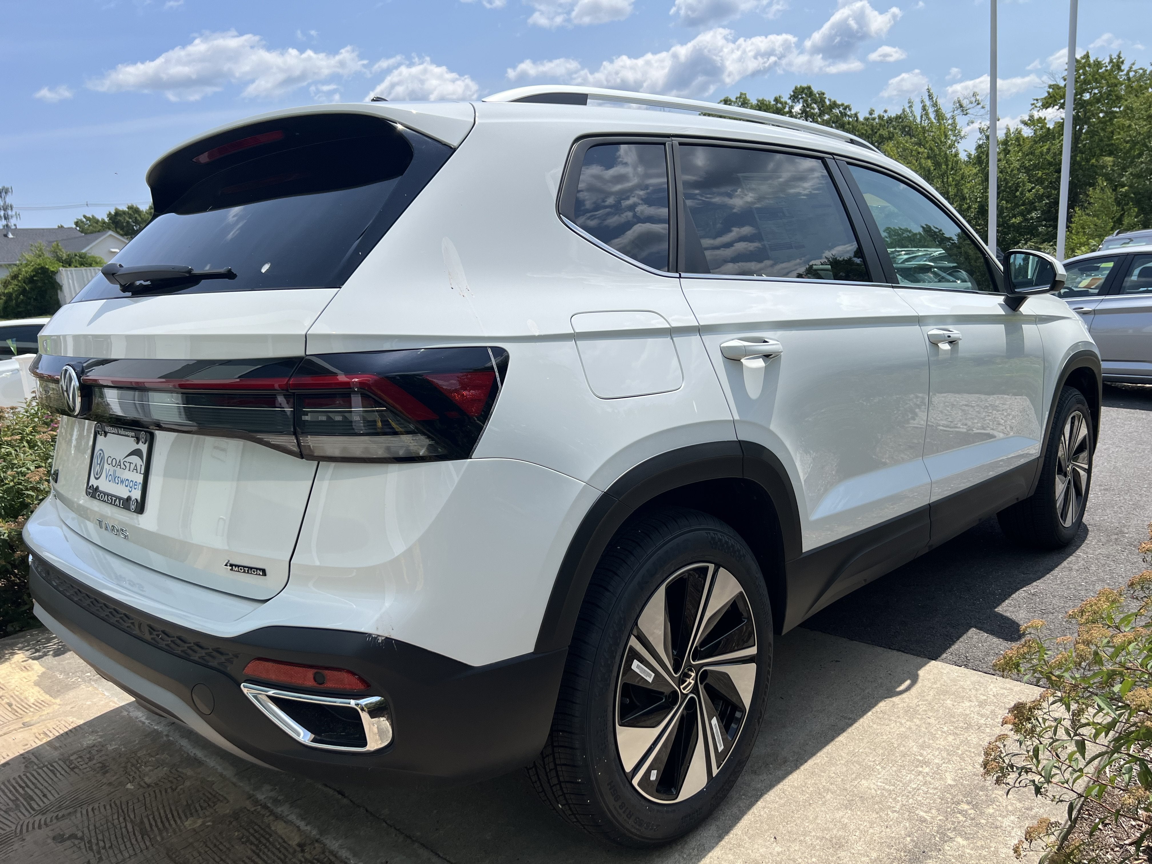 2026 Volkswagen Taos SE w/panoramic sunroof