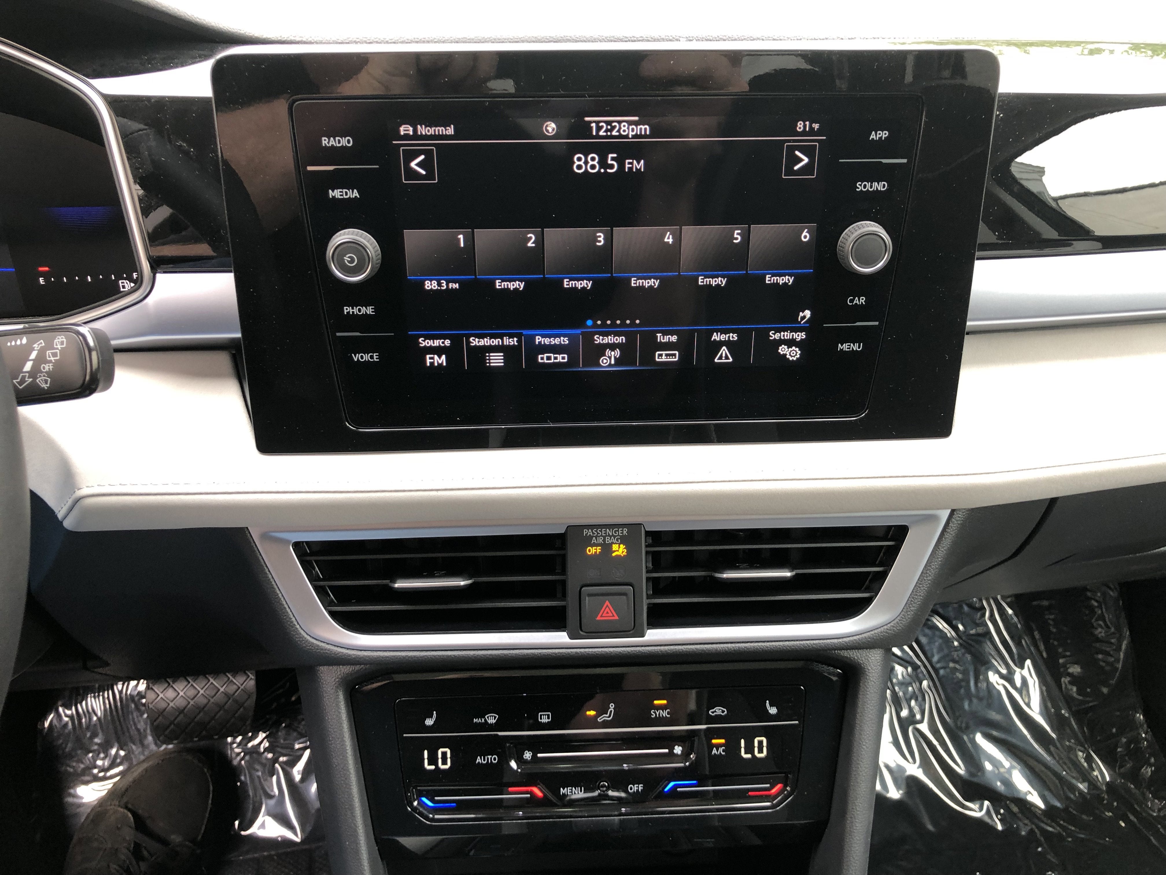 2026 Volkswagen Taos SE w/panoramic sunroof