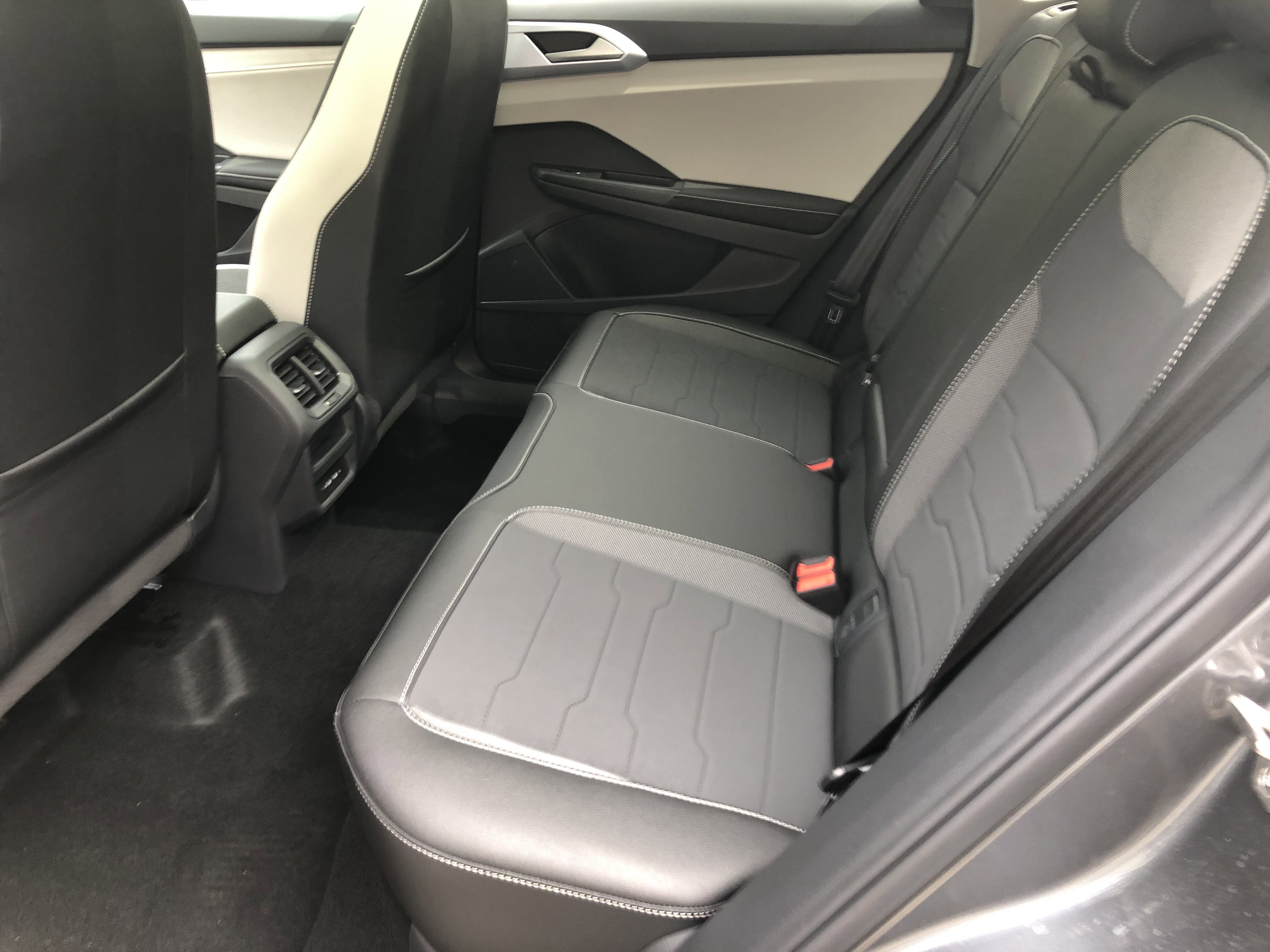 2026 Volkswagen Taos SE w/panoramic sunroof