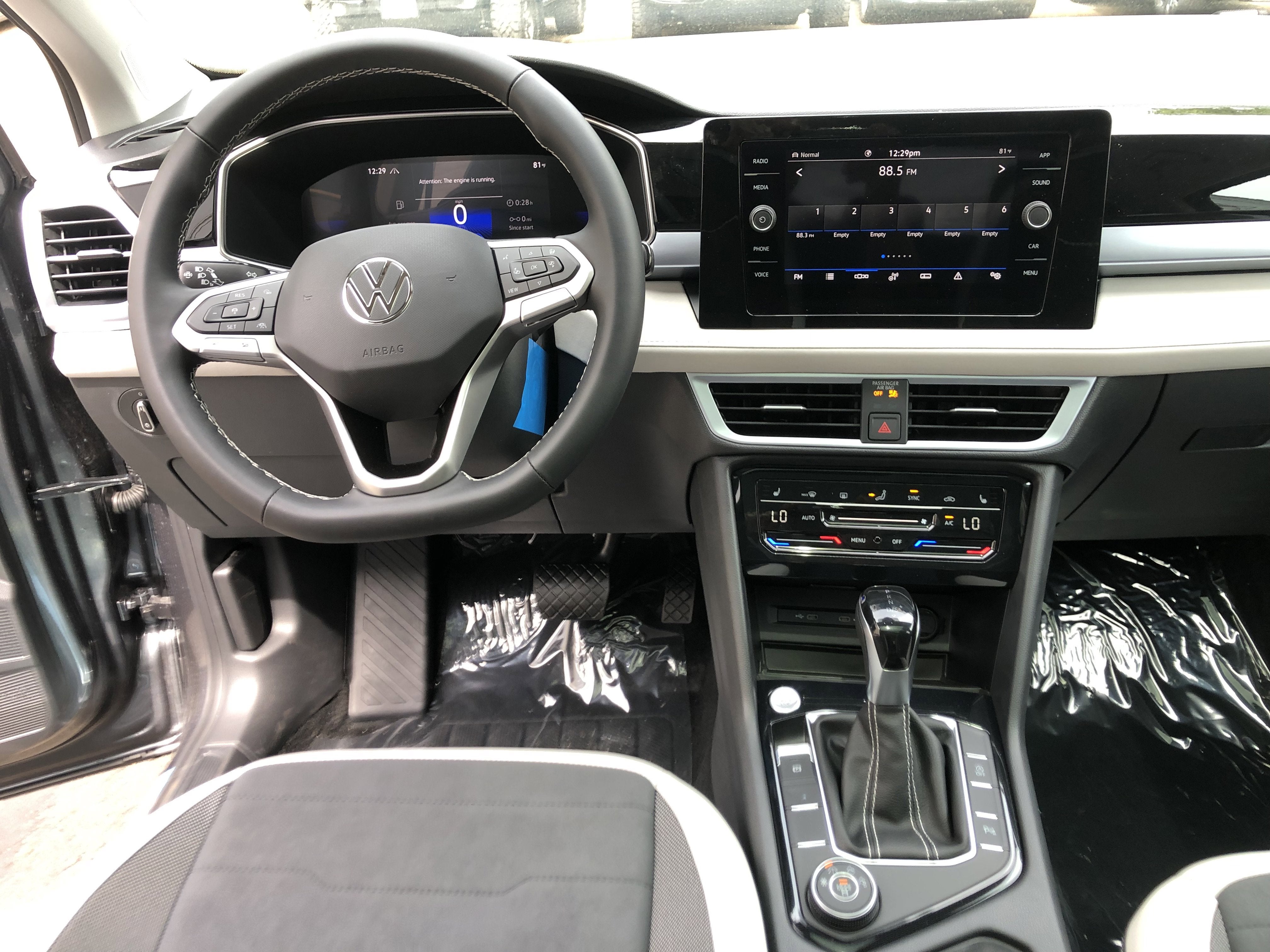 2026 Volkswagen Taos SE w/panoramic sunroof