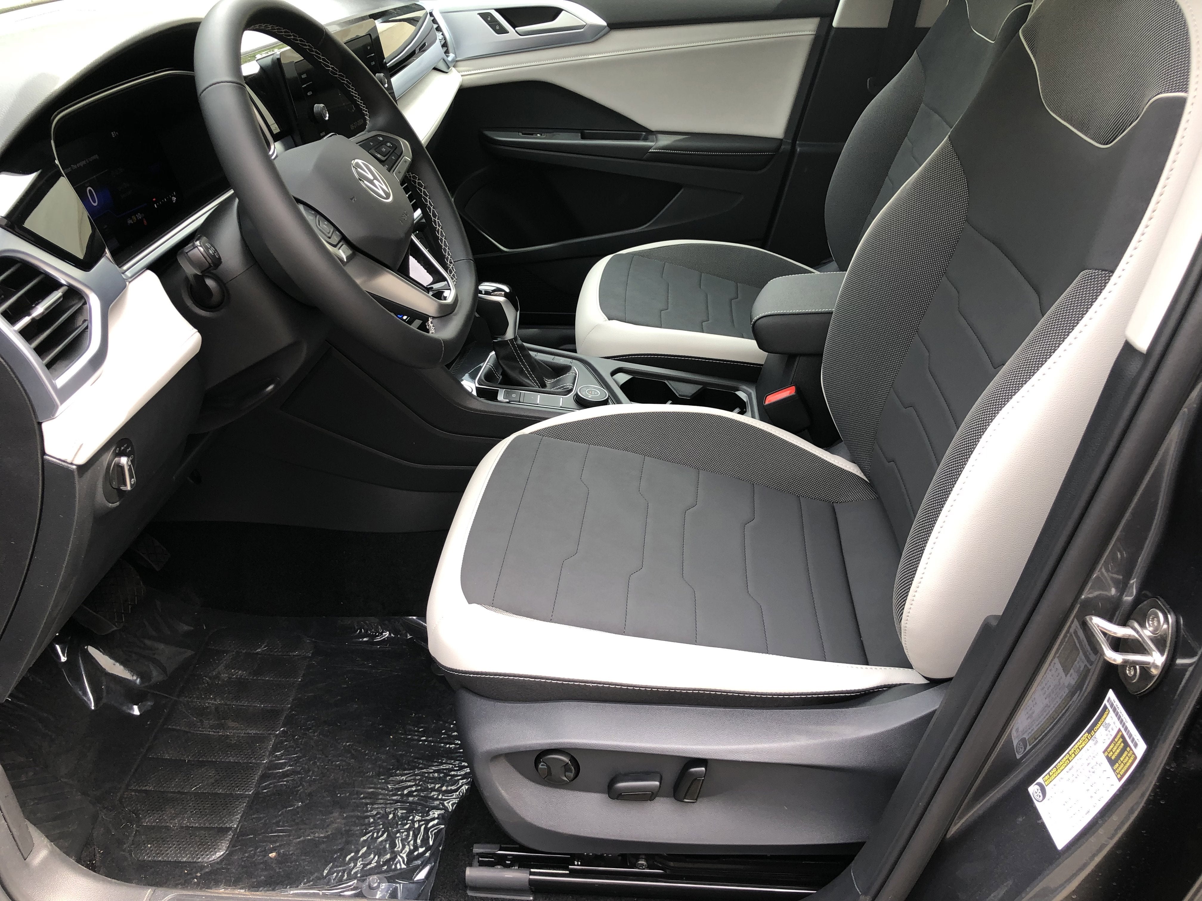 2026 Volkswagen Taos SE w/panoramic sunroof