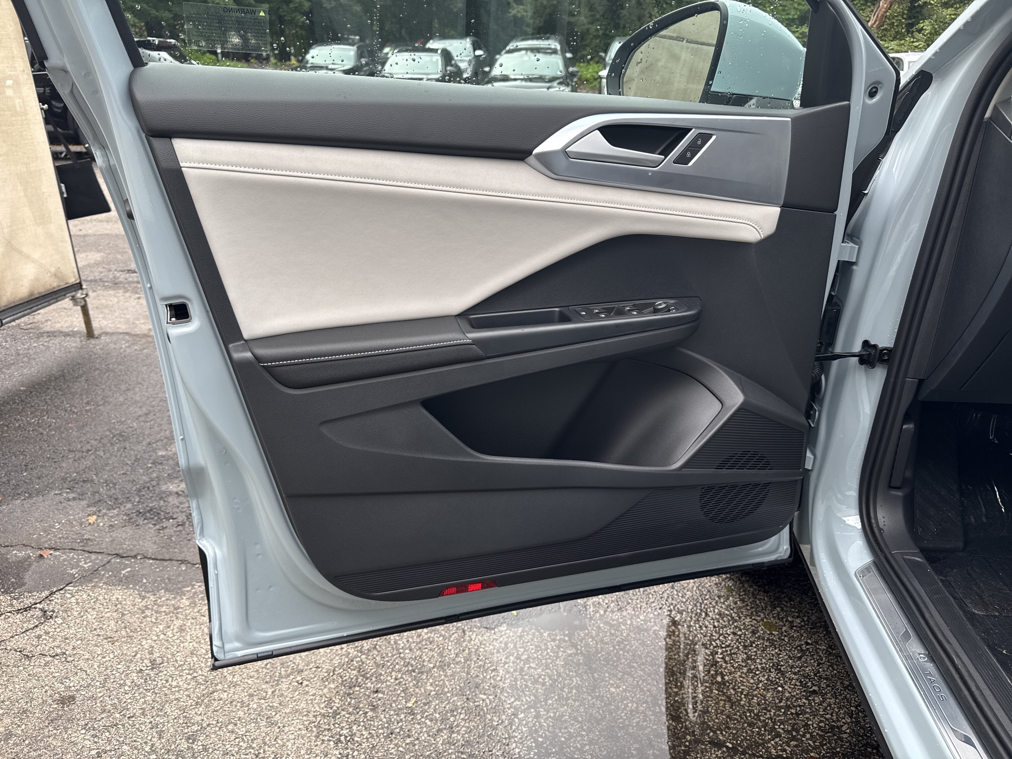 2027 Volkswagen Taos SE w/panoramic sunroof