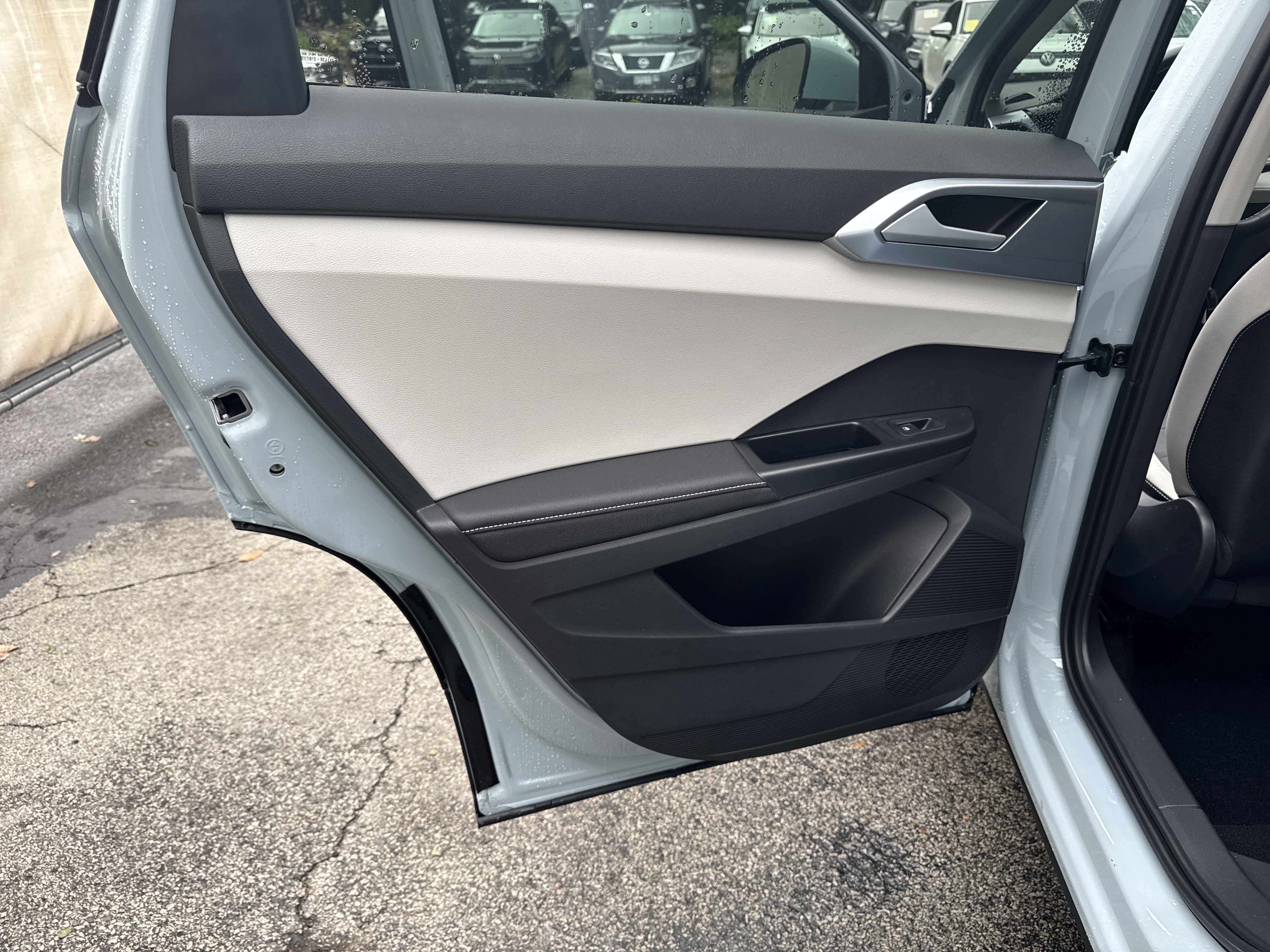 2027 Volkswagen Taos SE w/panoramic sunroof