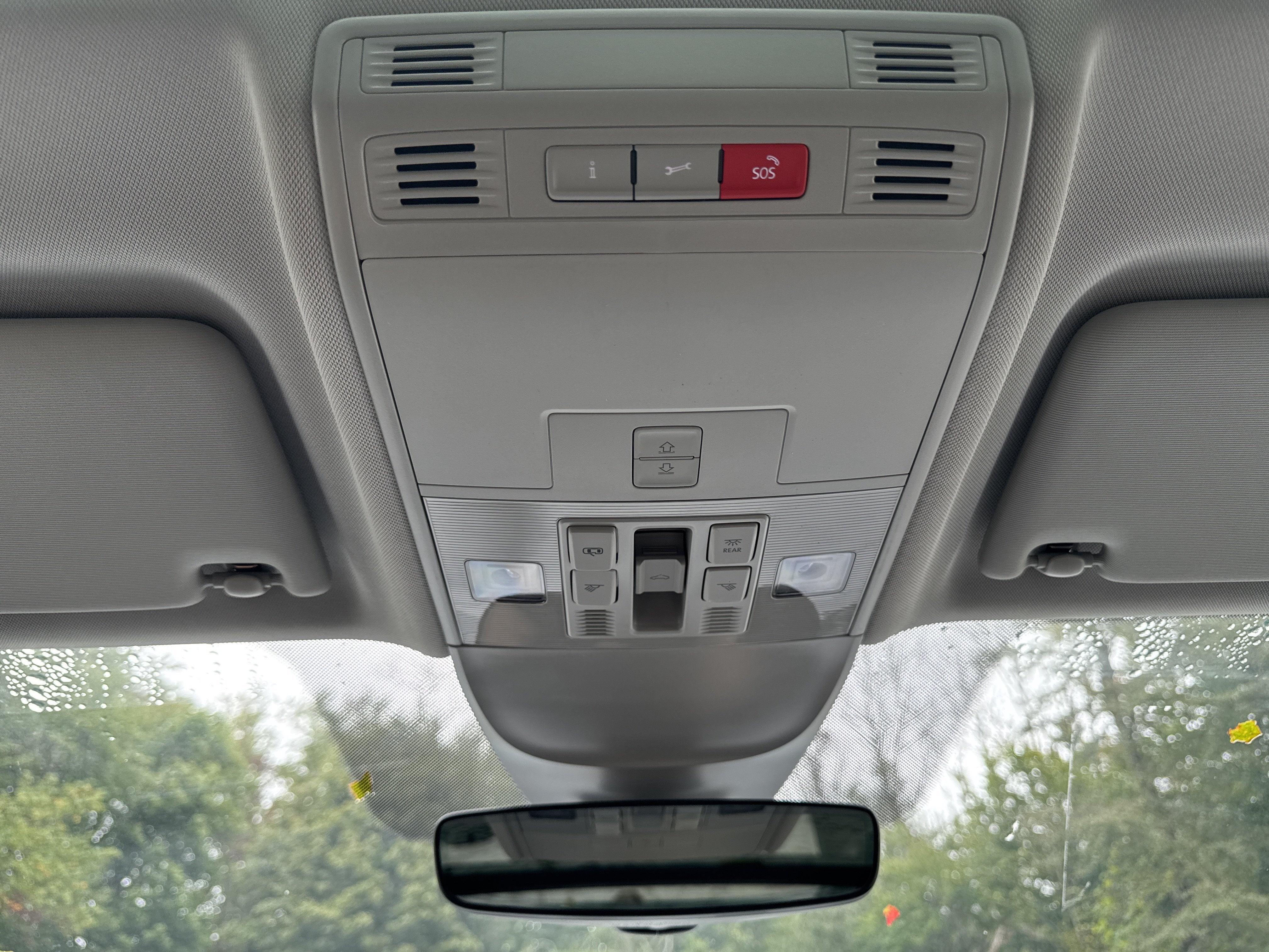 2027 Volkswagen Taos SE w/panoramic sunroof