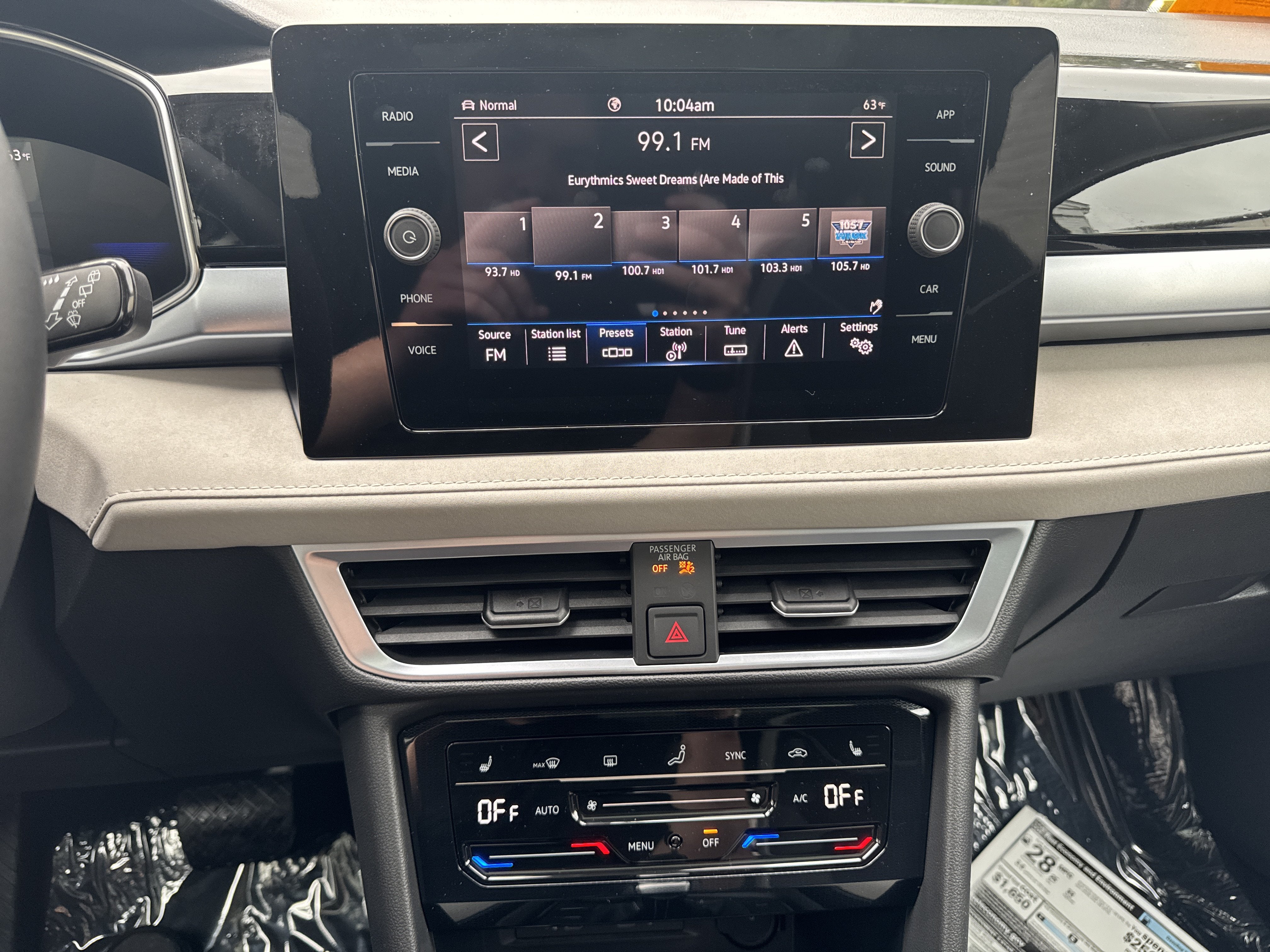 2027 Volkswagen Taos SE w/panoramic sunroof