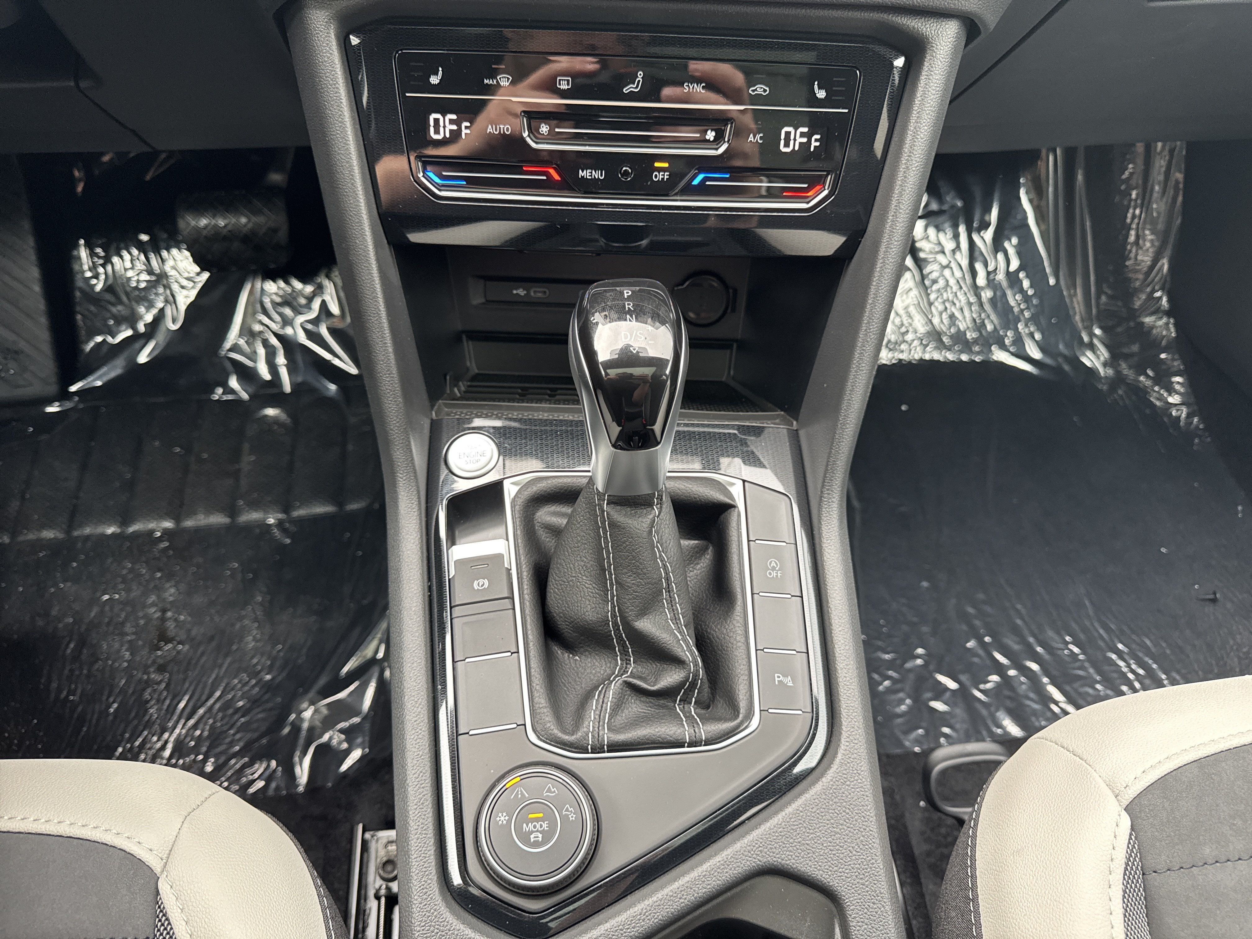 2027 Volkswagen Taos SE w/panoramic sunroof