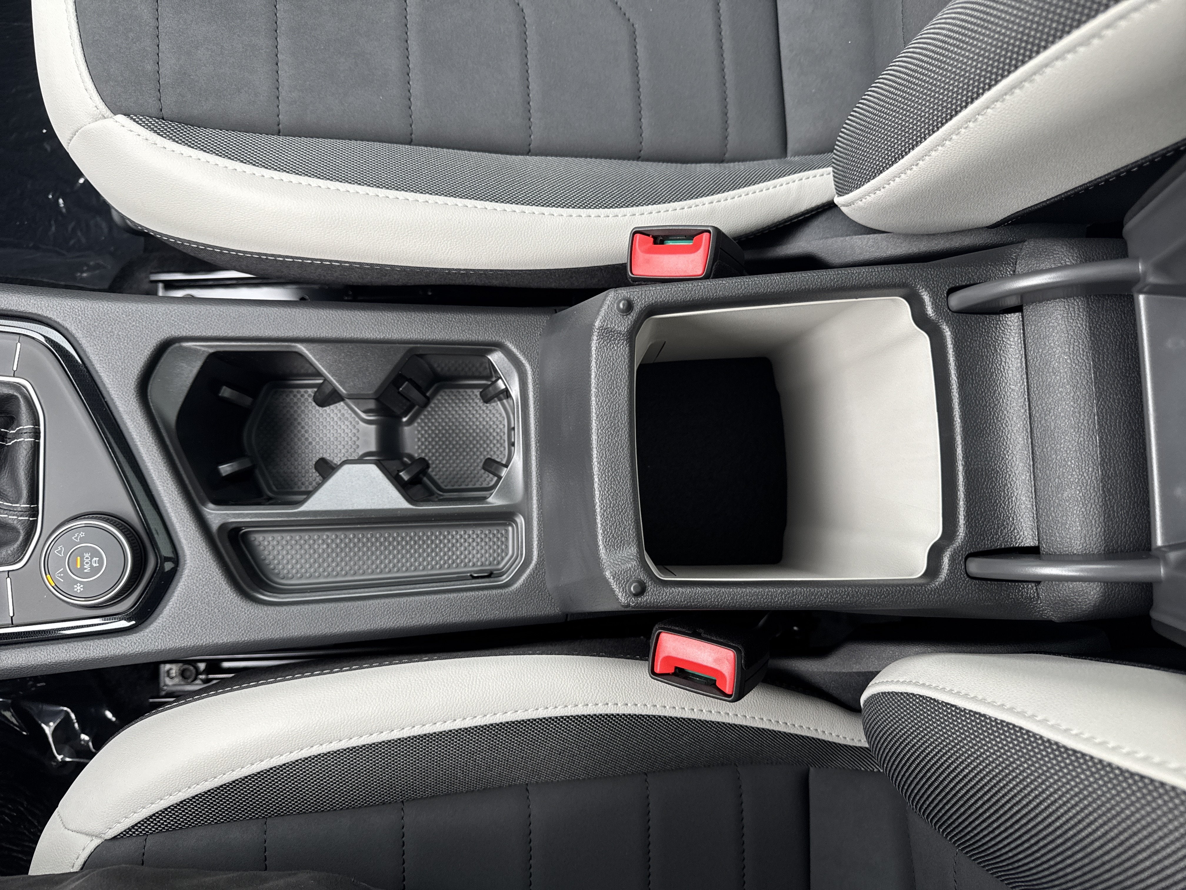 2027 Volkswagen Taos SE w/panoramic sunroof