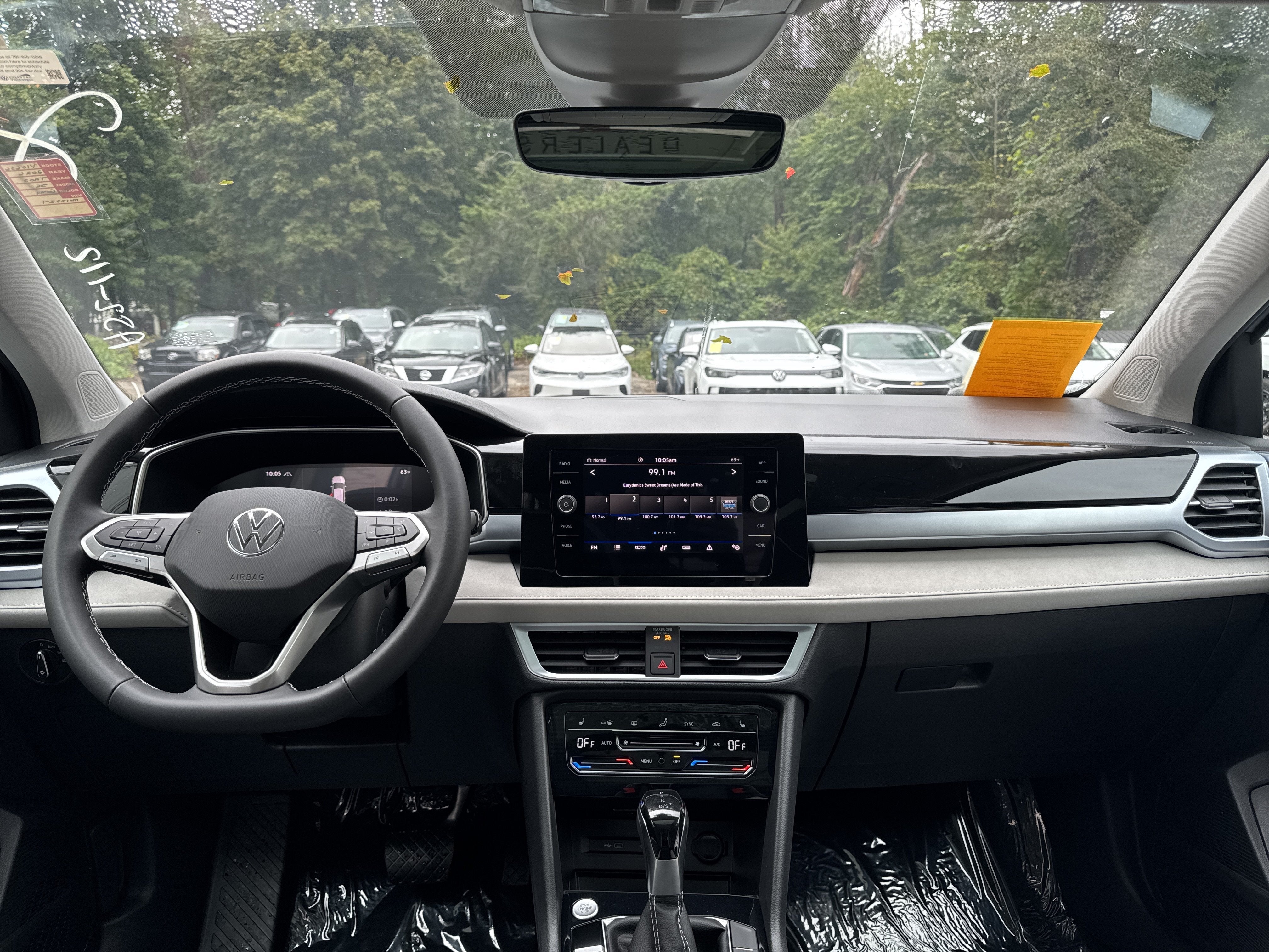 2027 Volkswagen Taos SE w/panoramic sunroof