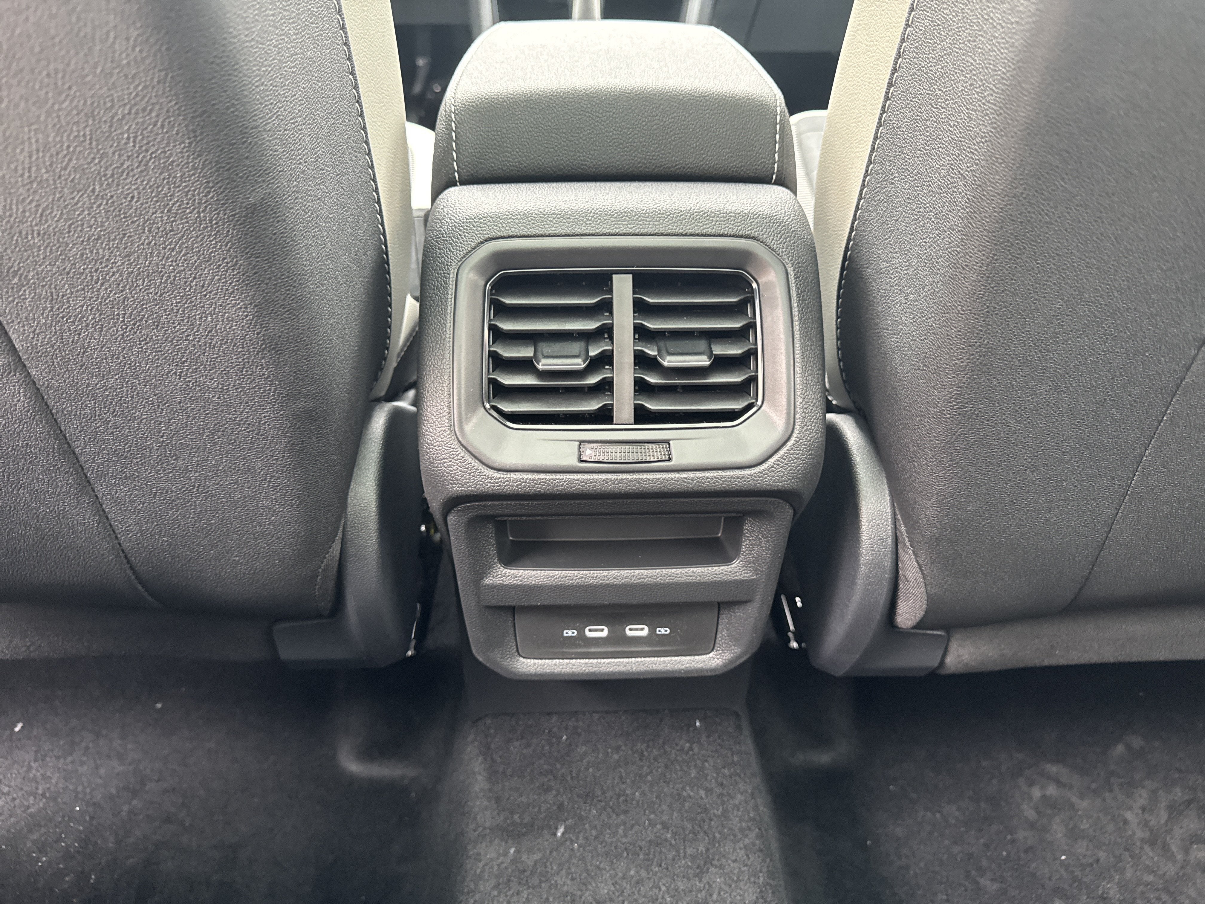 2027 Volkswagen Taos SE w/panoramic sunroof