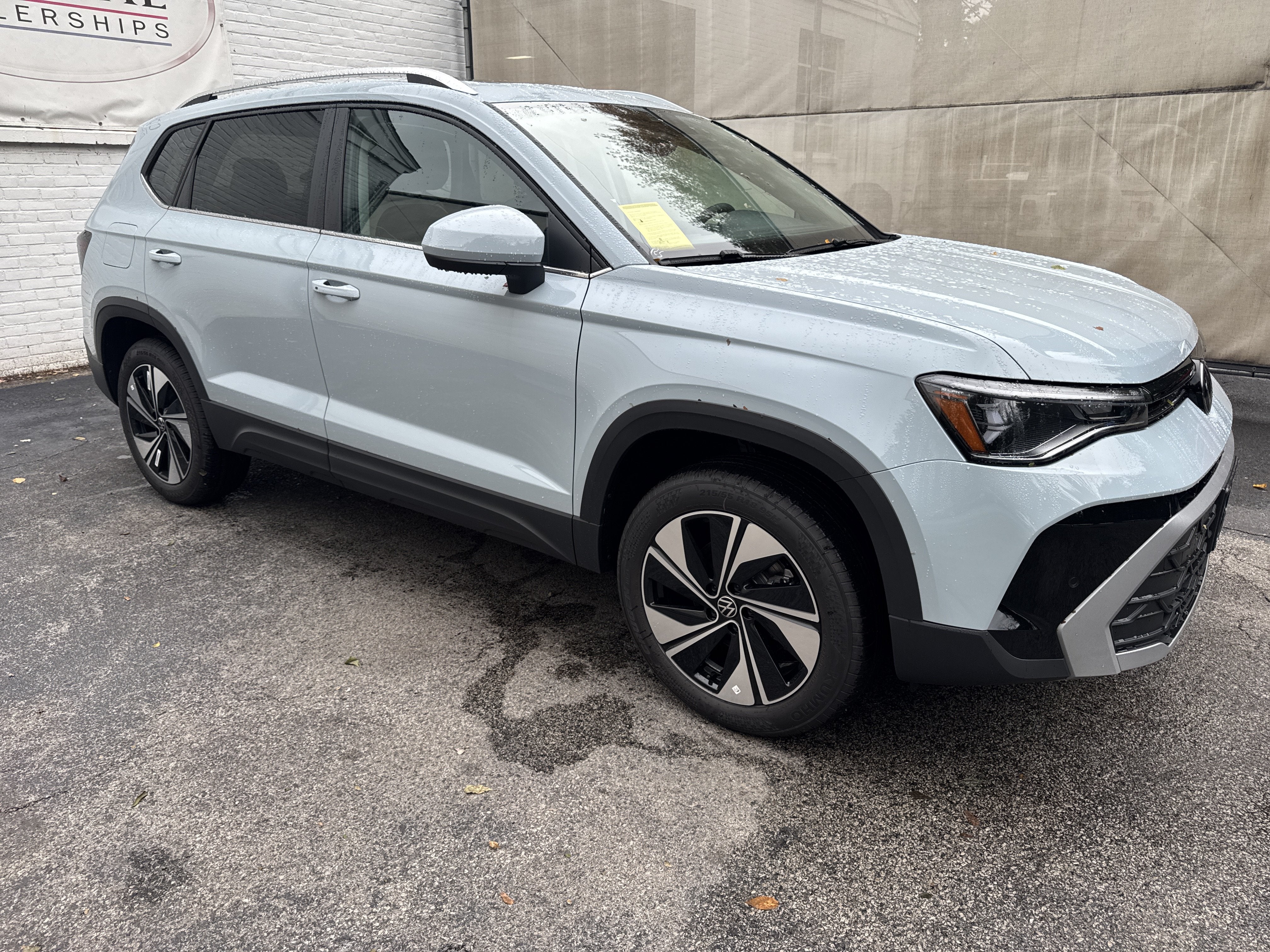 2027 Volkswagen Taos SE w/panoramic sunroof