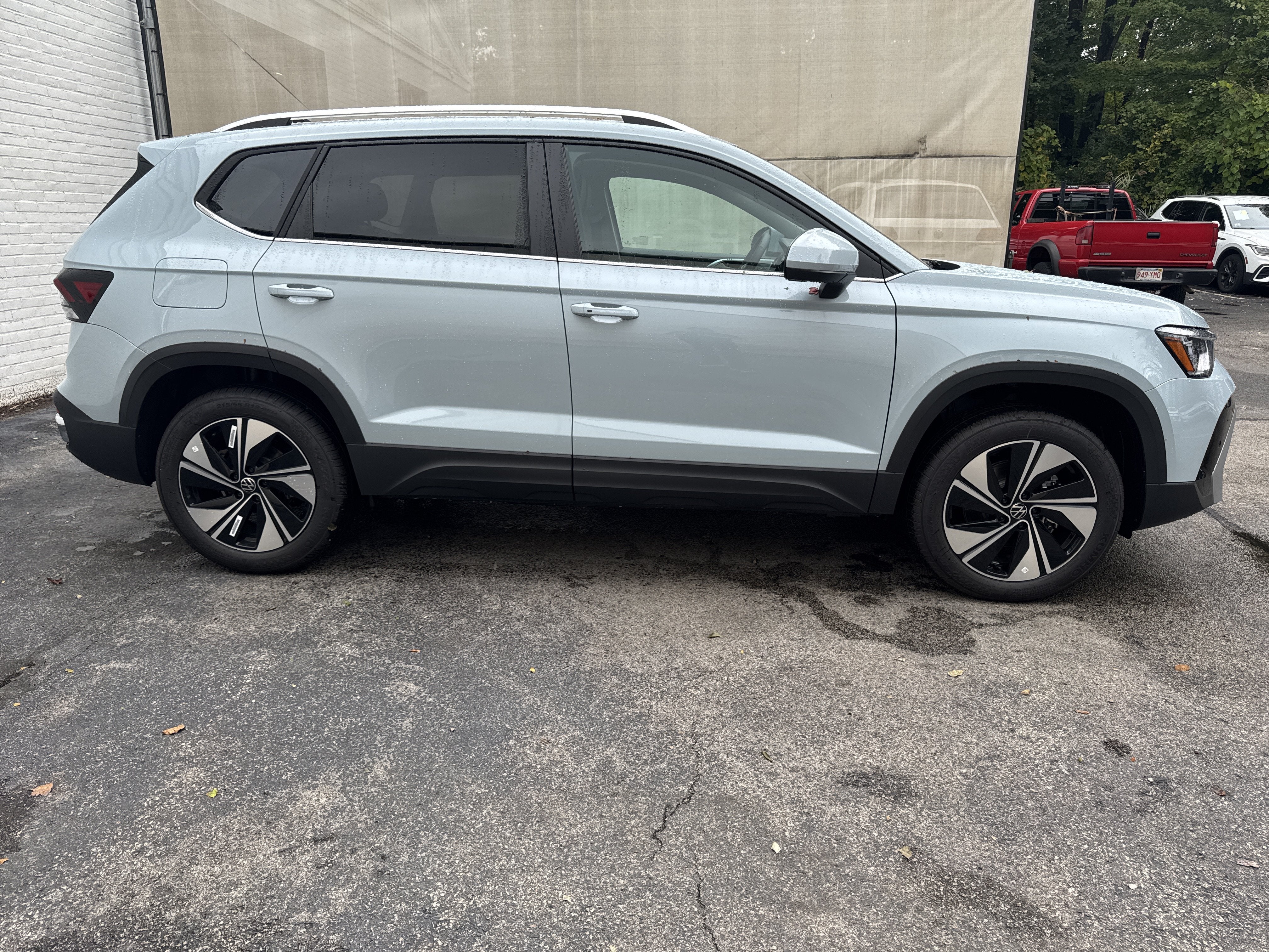 2027 Volkswagen Taos SE w/panoramic sunroof