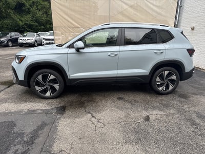2027 Volkswagen Taos SE w/panoramic sunroof