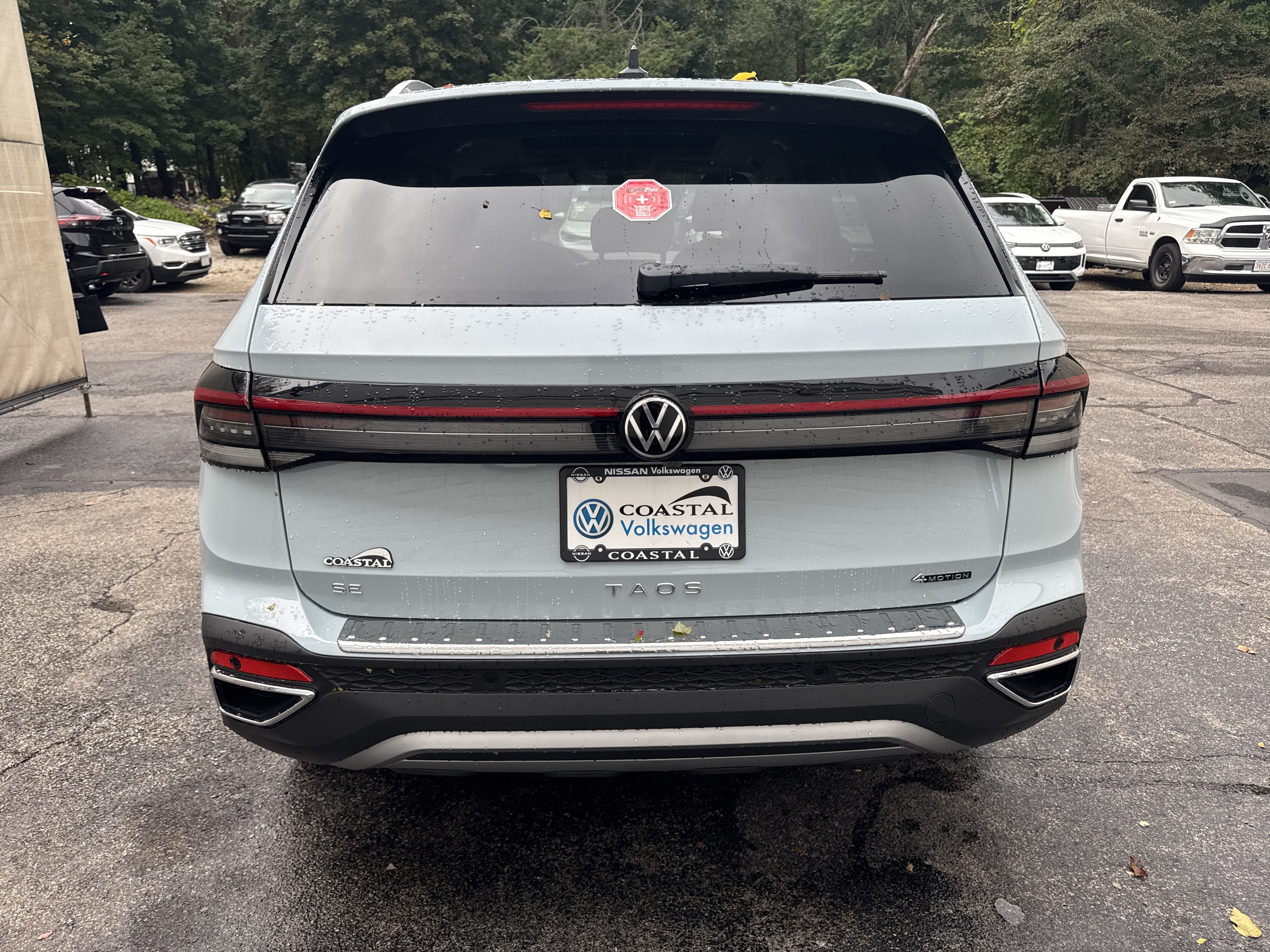 2027 Volkswagen Taos SE w/panoramic sunroof