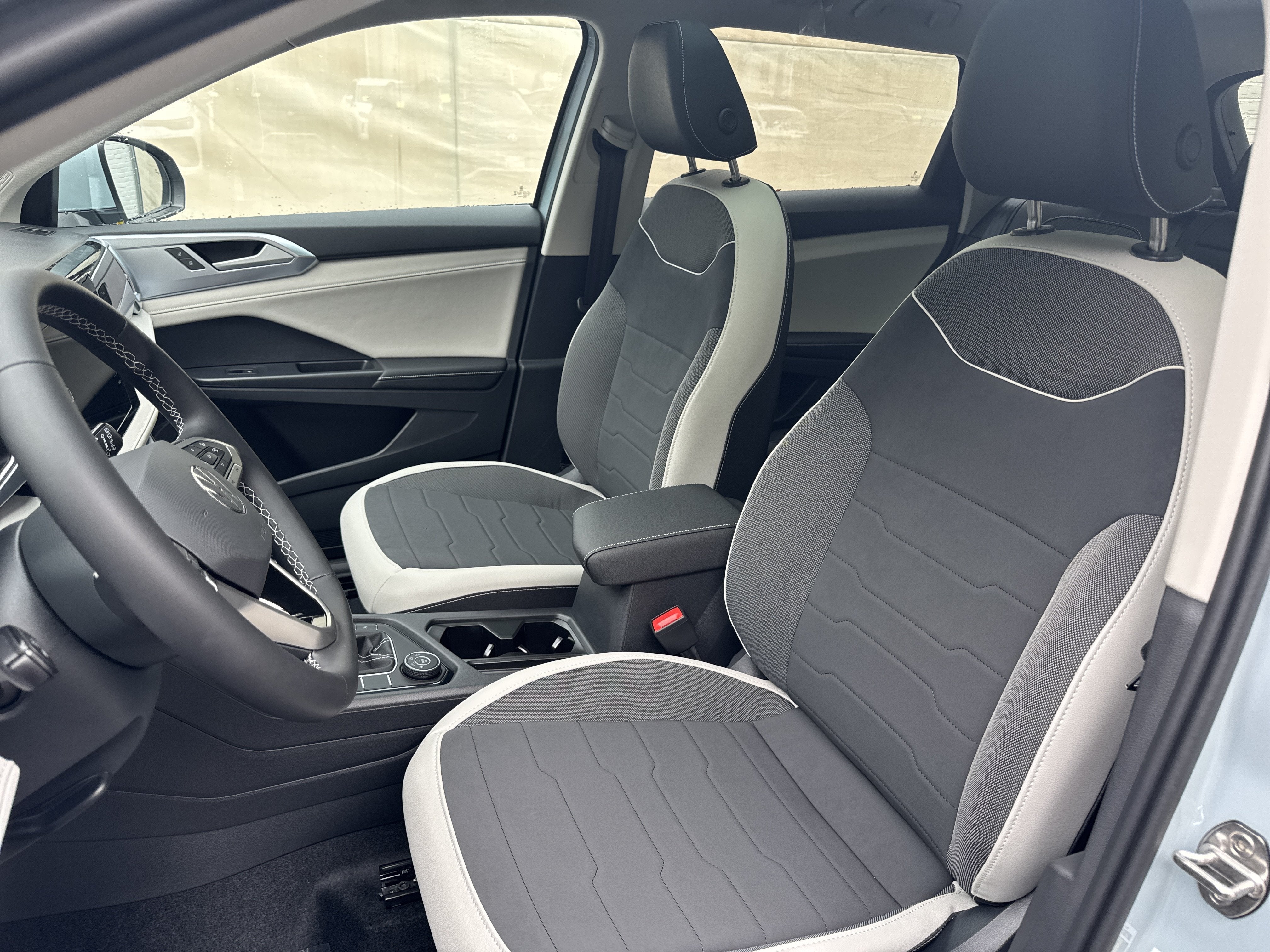 2027 Volkswagen Taos SE w/panoramic sunroof