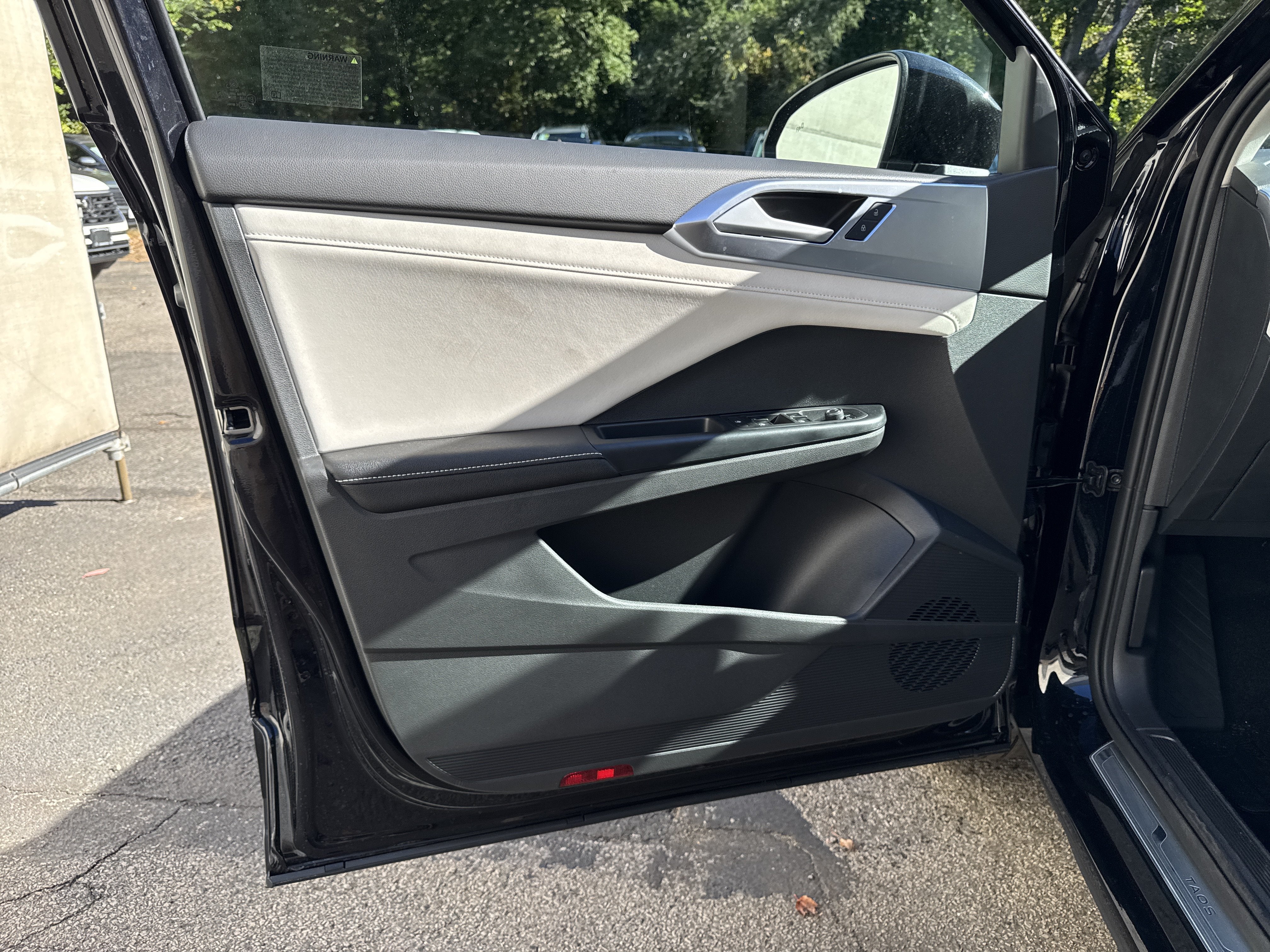 2027 Volkswagen Taos SE w/panoramic sunroof