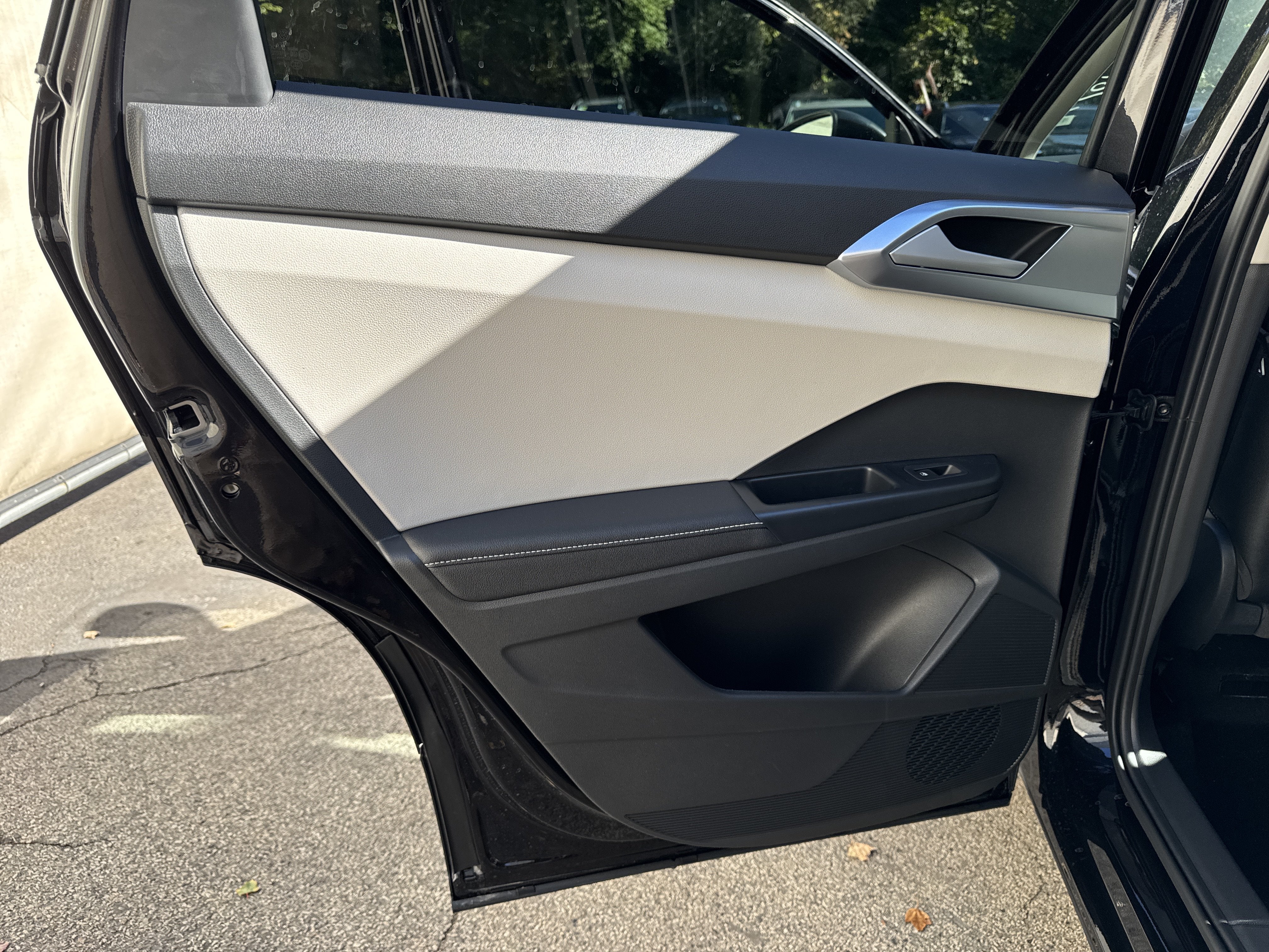 2027 Volkswagen Taos SE w/panoramic sunroof