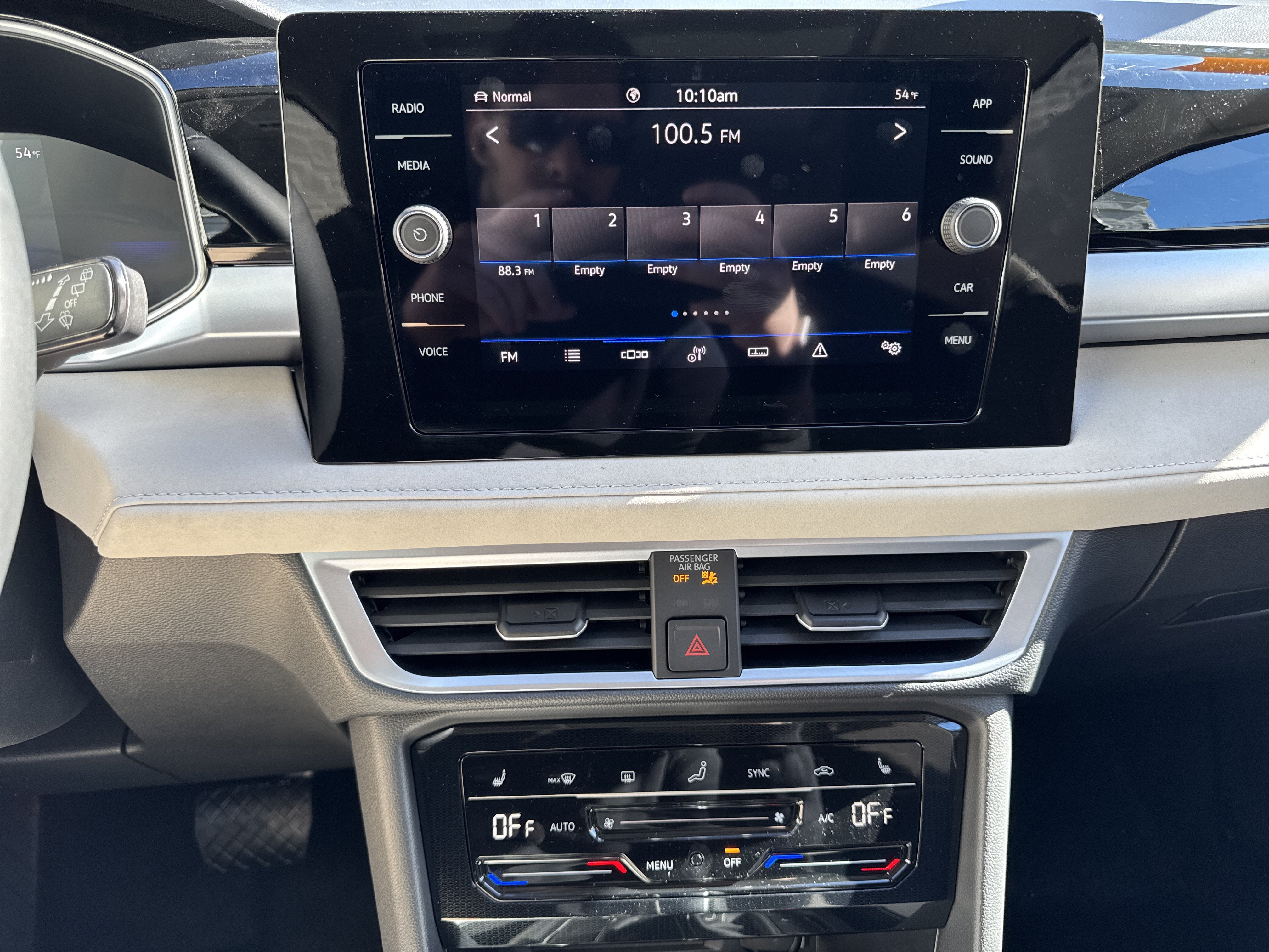 2027 Volkswagen Taos SE w/panoramic sunroof