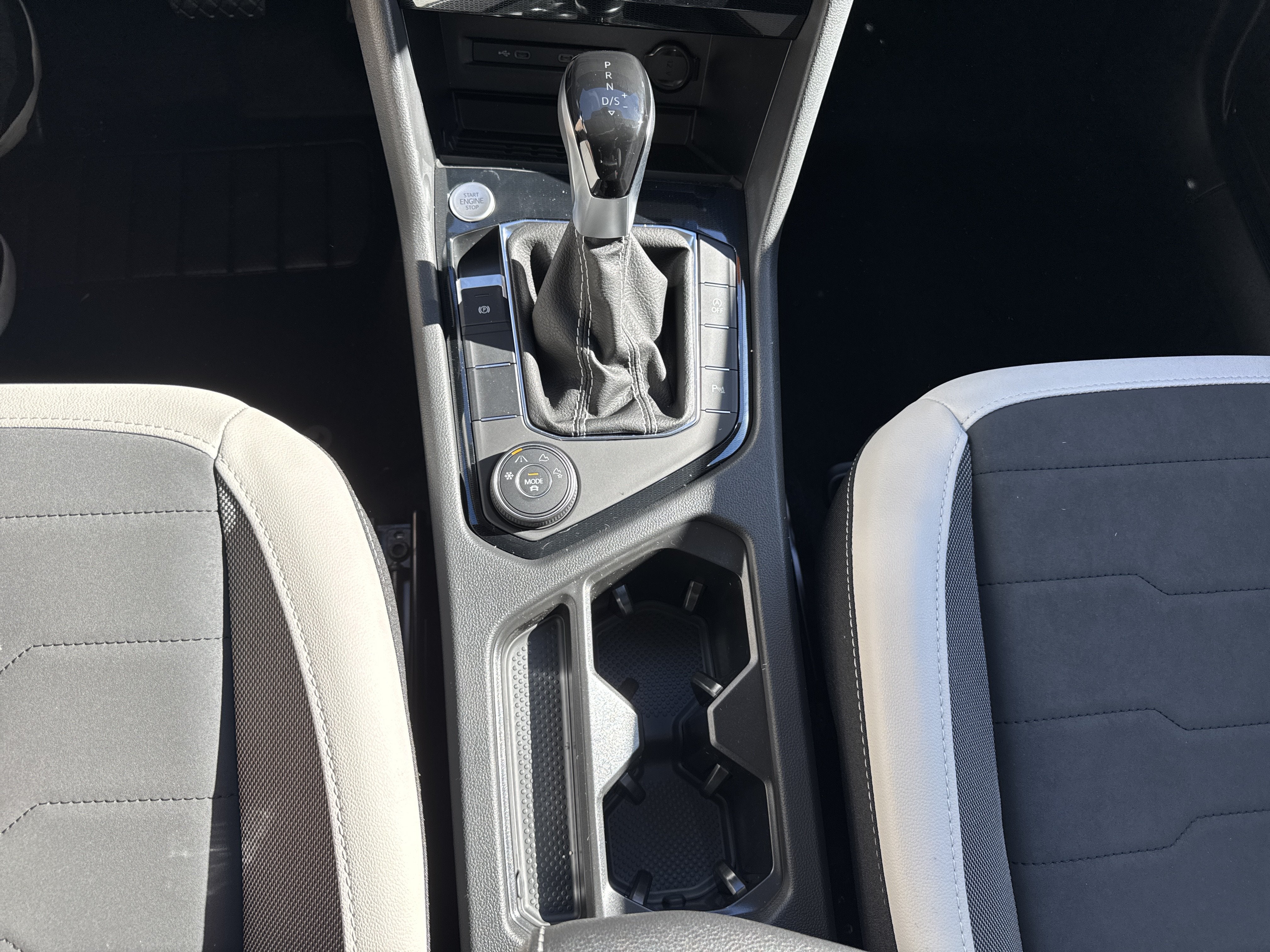2027 Volkswagen Taos SE w/panoramic sunroof