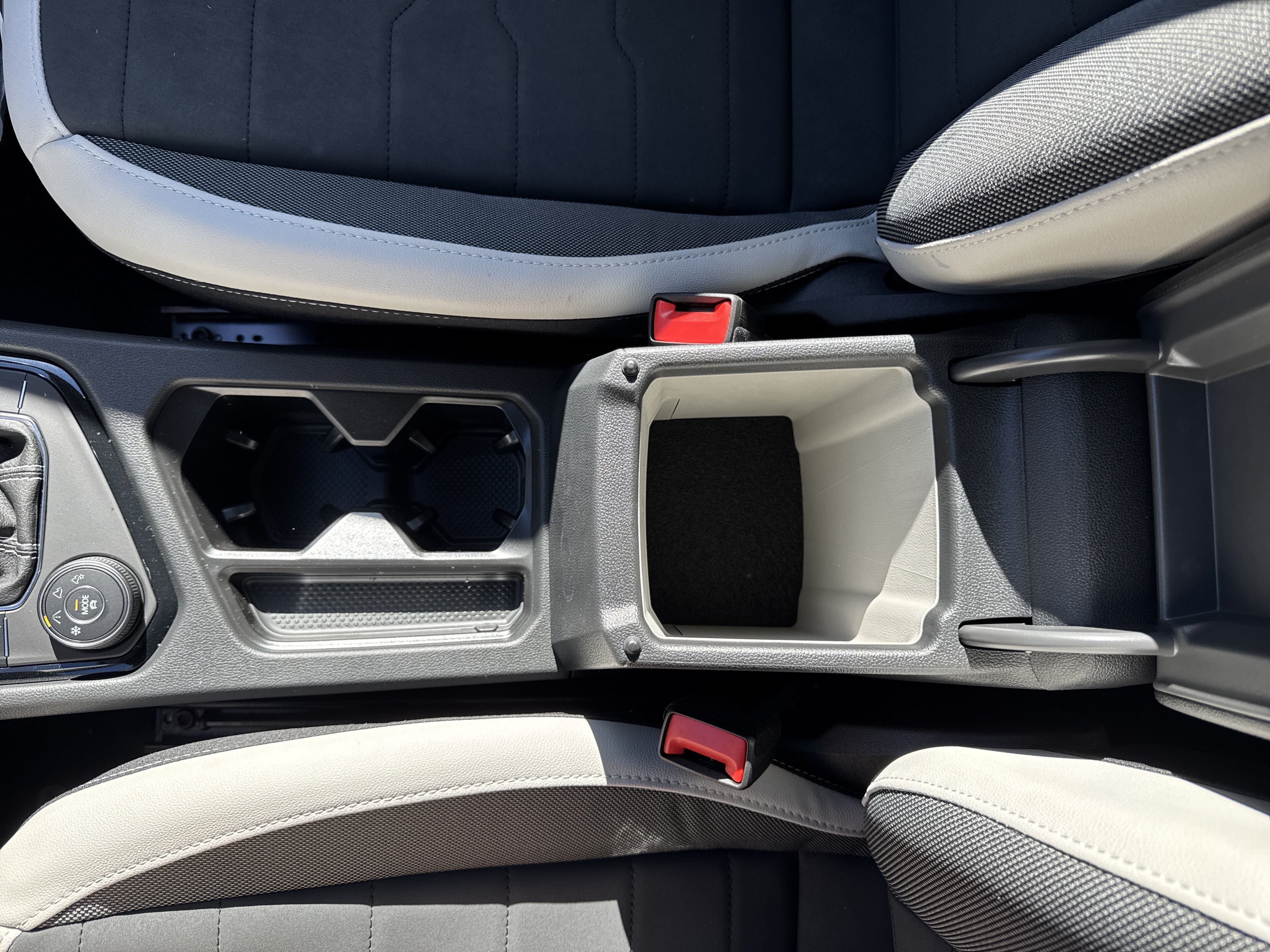 2027 Volkswagen Taos SE w/panoramic sunroof