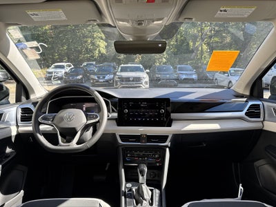 2027 Volkswagen Taos SE w/panoramic sunroof