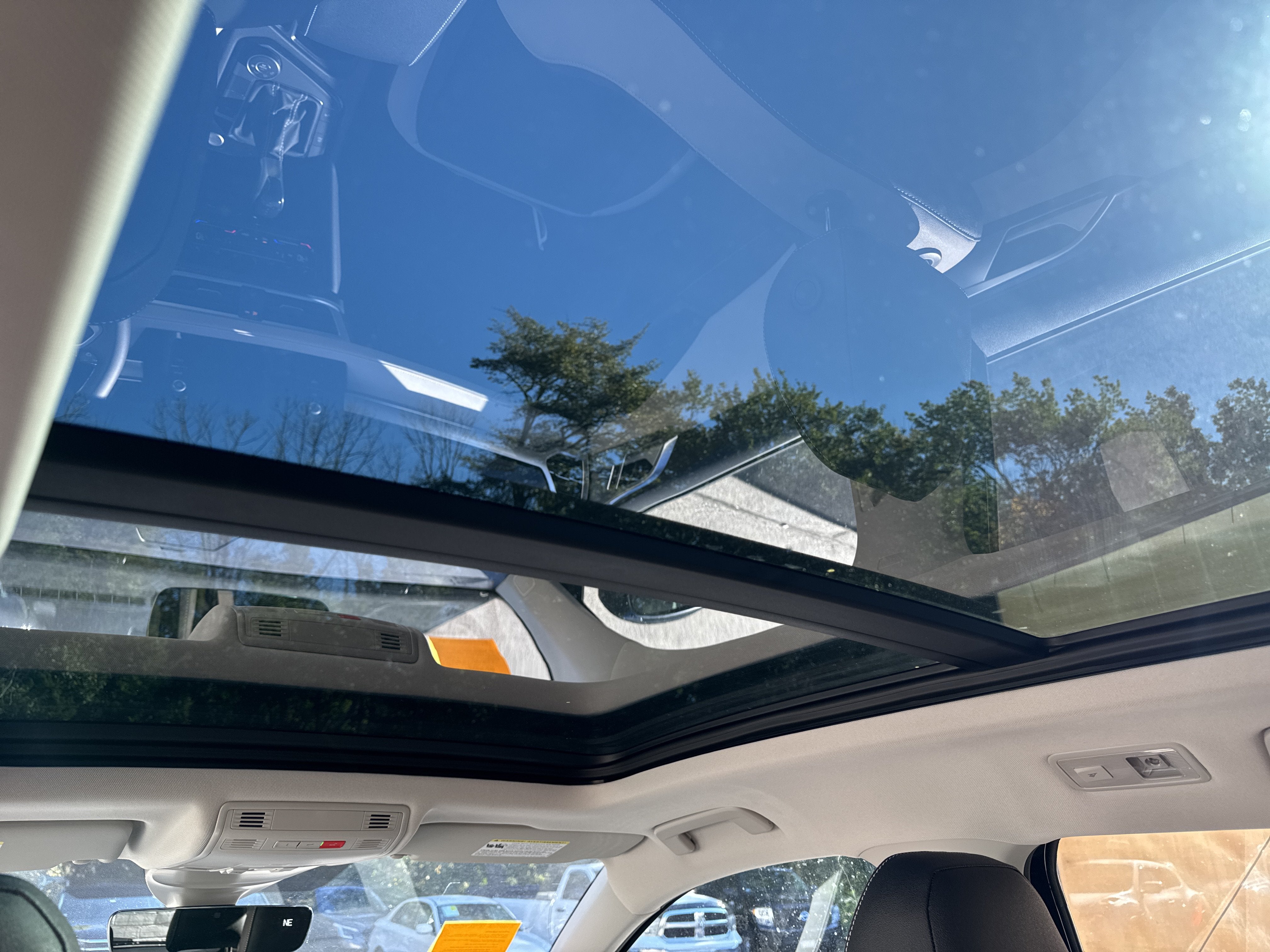 2027 Volkswagen Taos SE w/panoramic sunroof