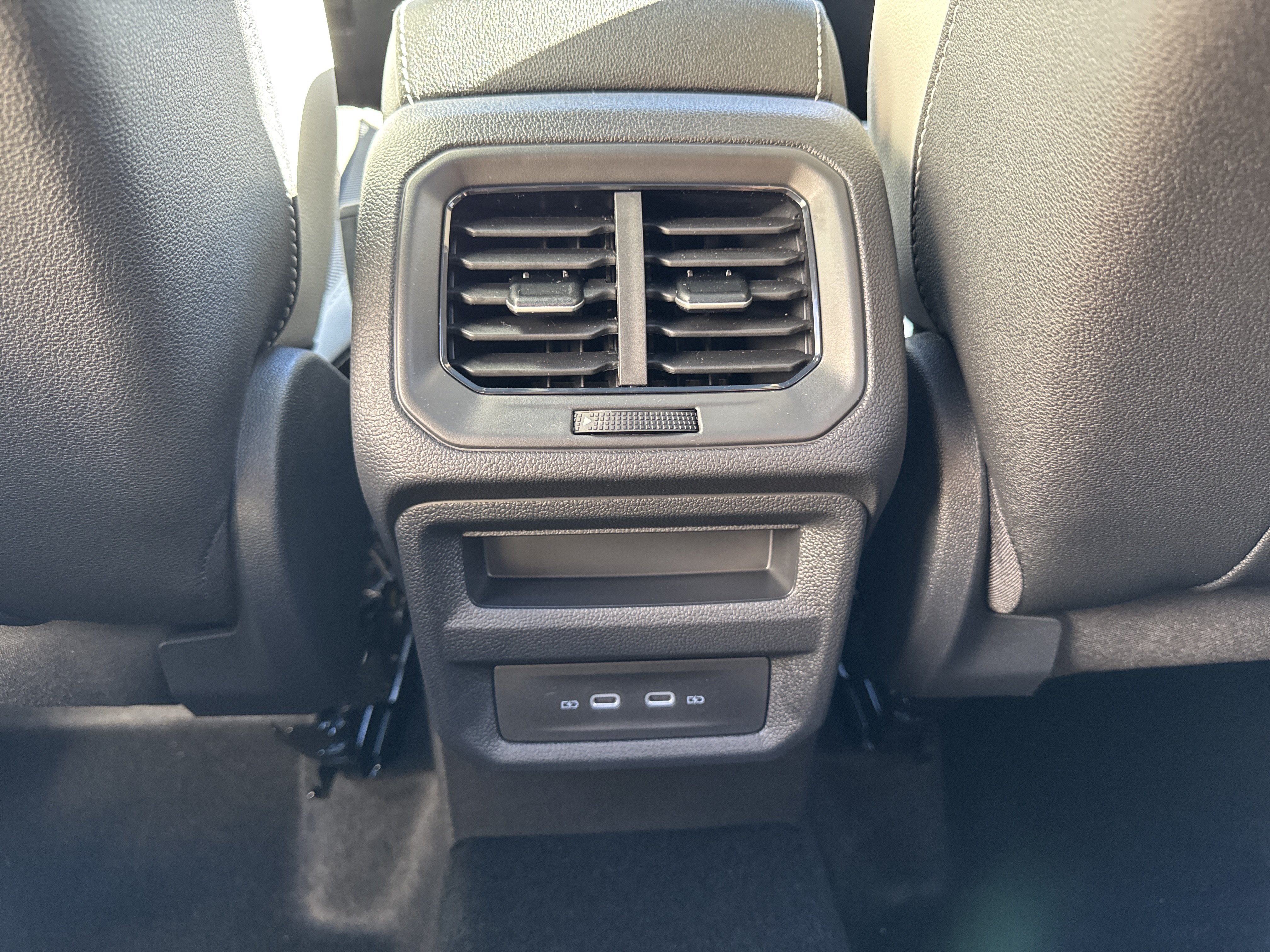 2027 Volkswagen Taos SE w/panoramic sunroof
