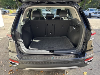 2027 Volkswagen Taos SE w/panoramic sunroof