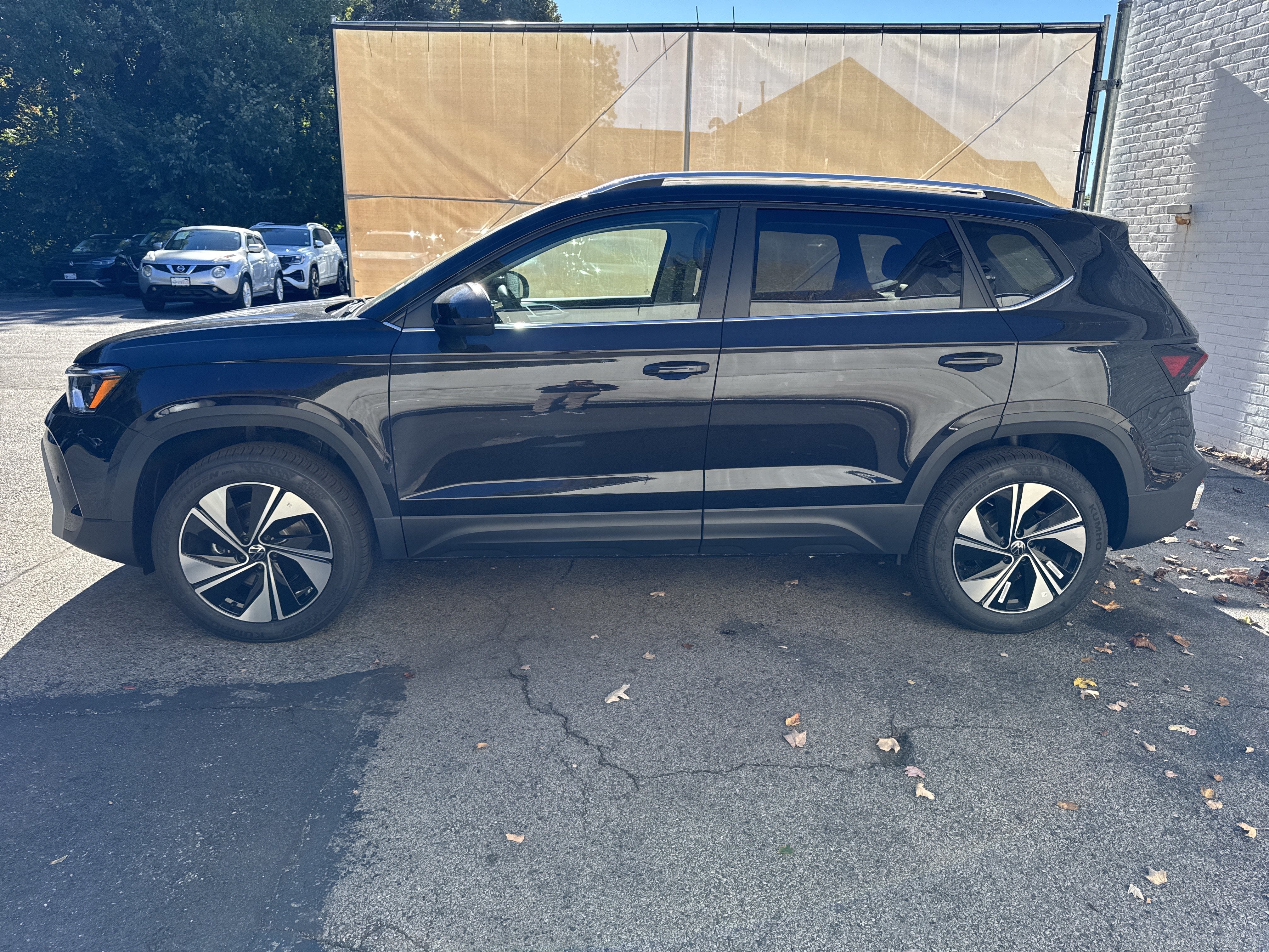 2027 Volkswagen Taos SE w/panoramic sunroof