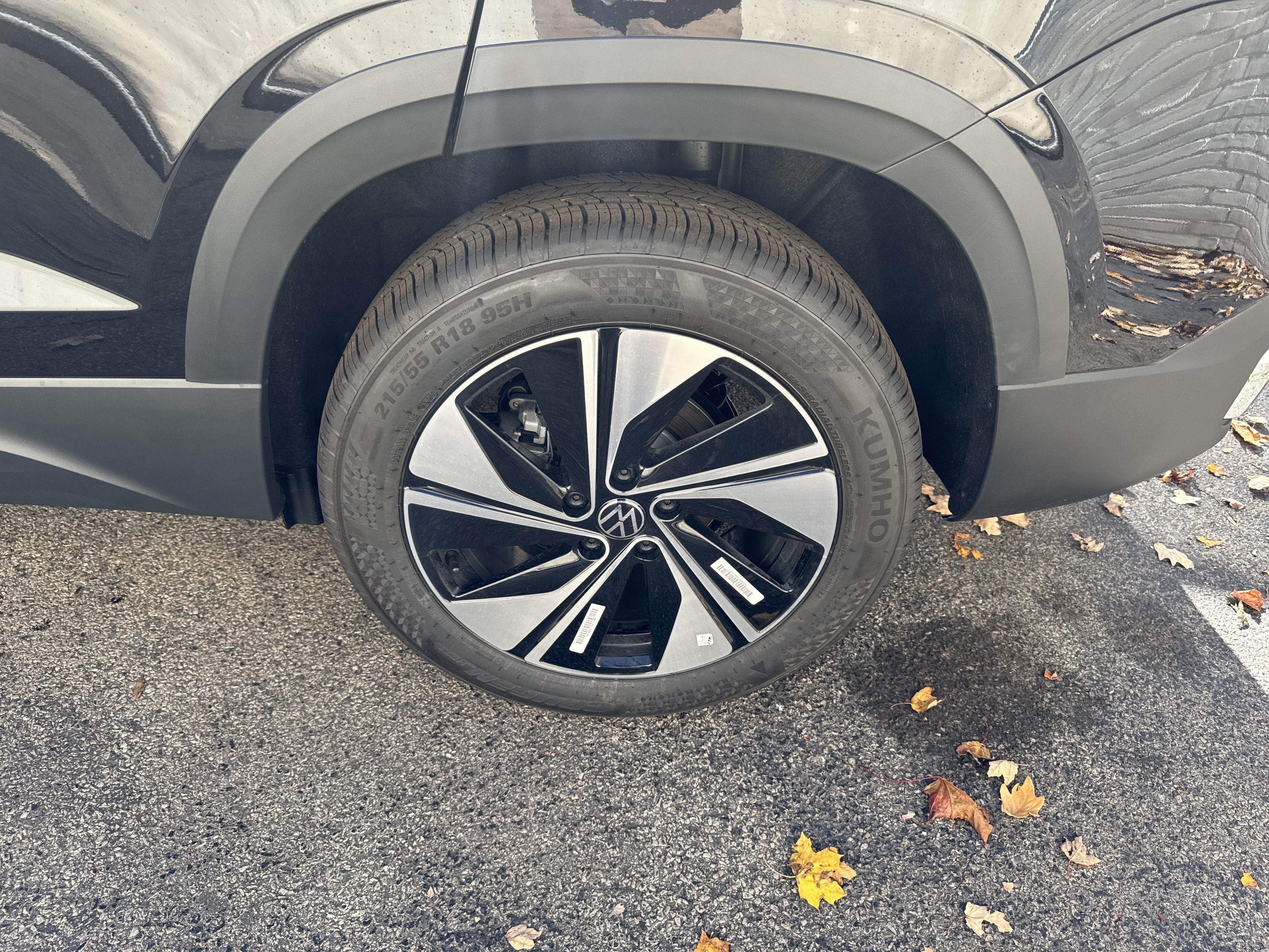 2027 Volkswagen Taos SE w/panoramic sunroof