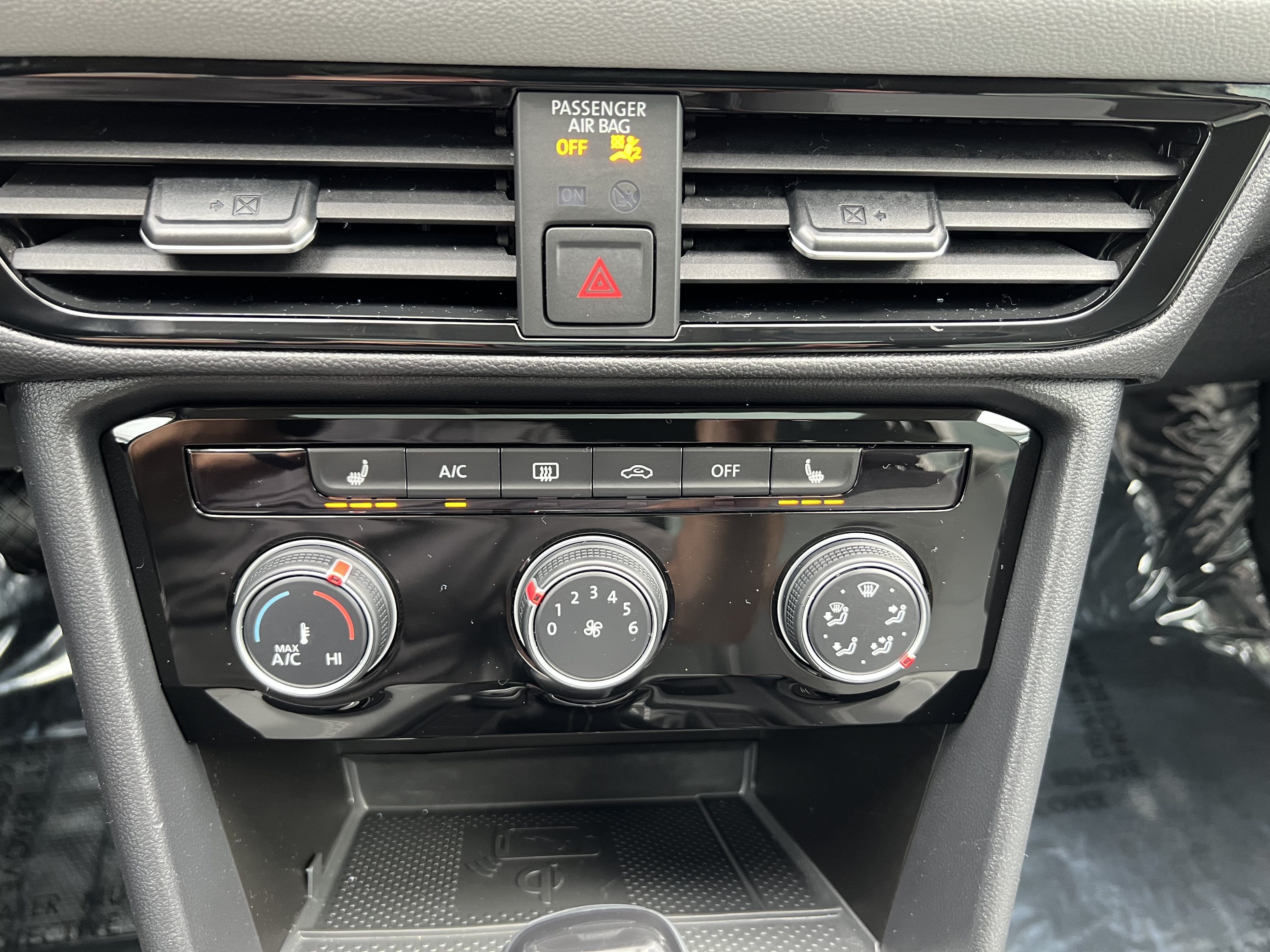 2023 Volkswagen Taos SE W/ Panoramic Sunroof