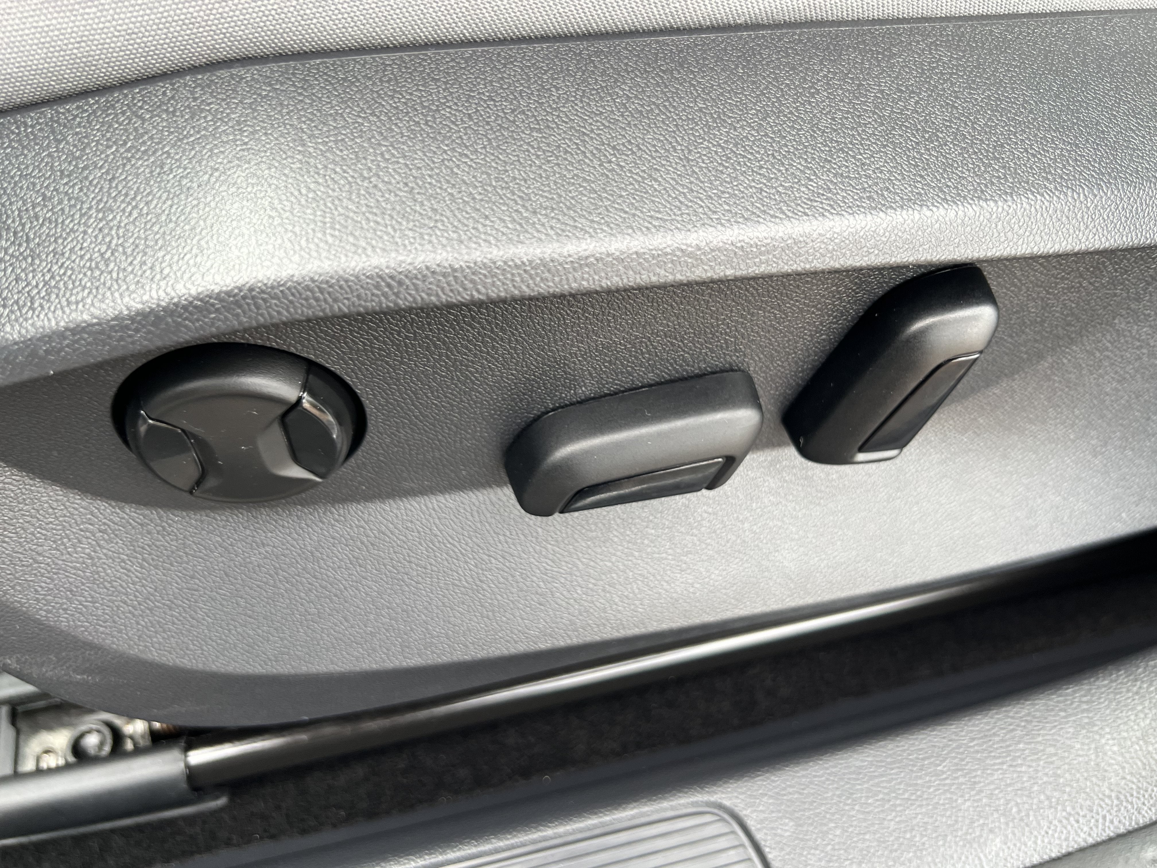 2023 Volkswagen Taos SE W/ Panoramic Sunroof