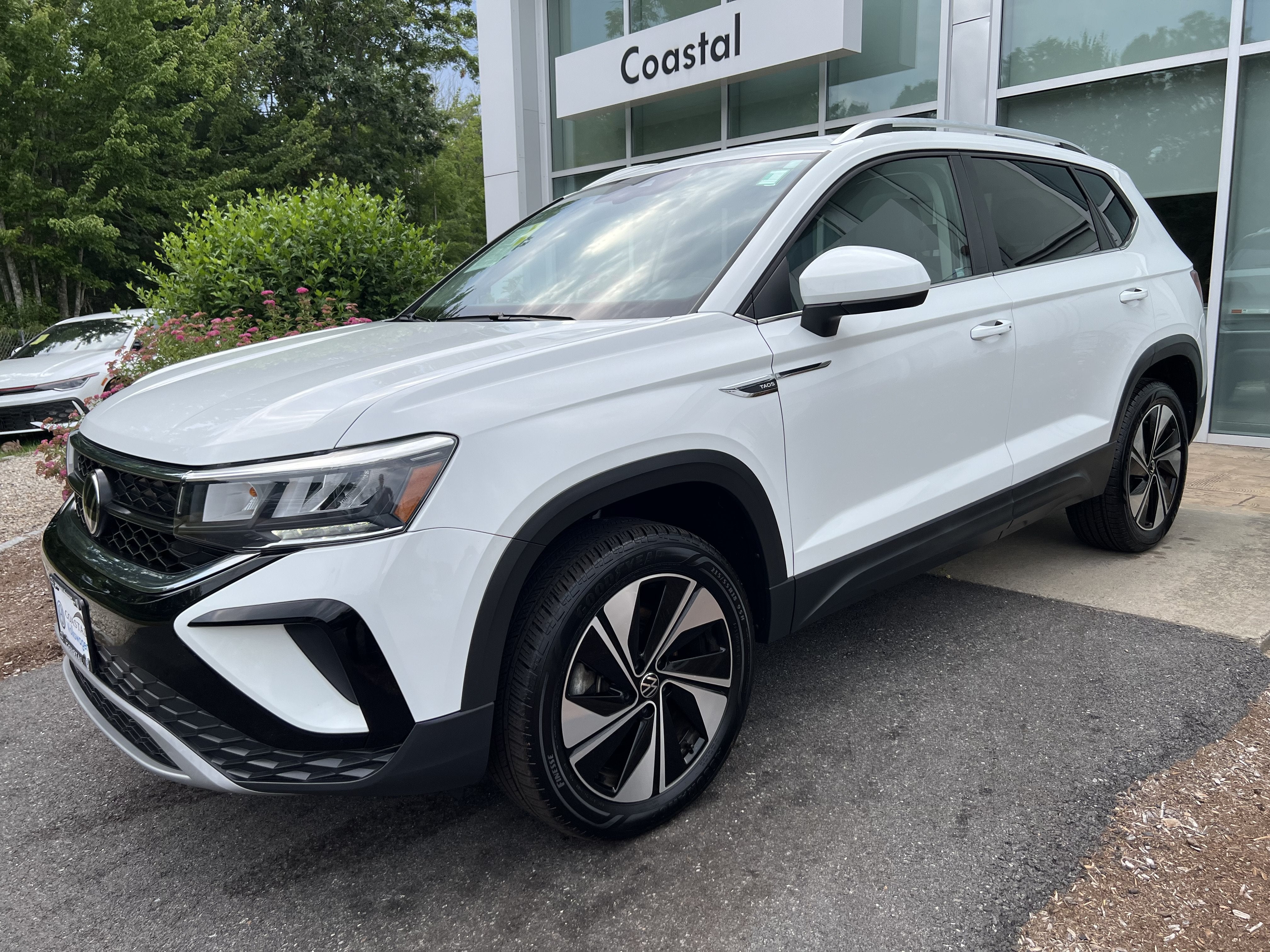 2023 Volkswagen Taos SE W/ Panoramic Sunroof