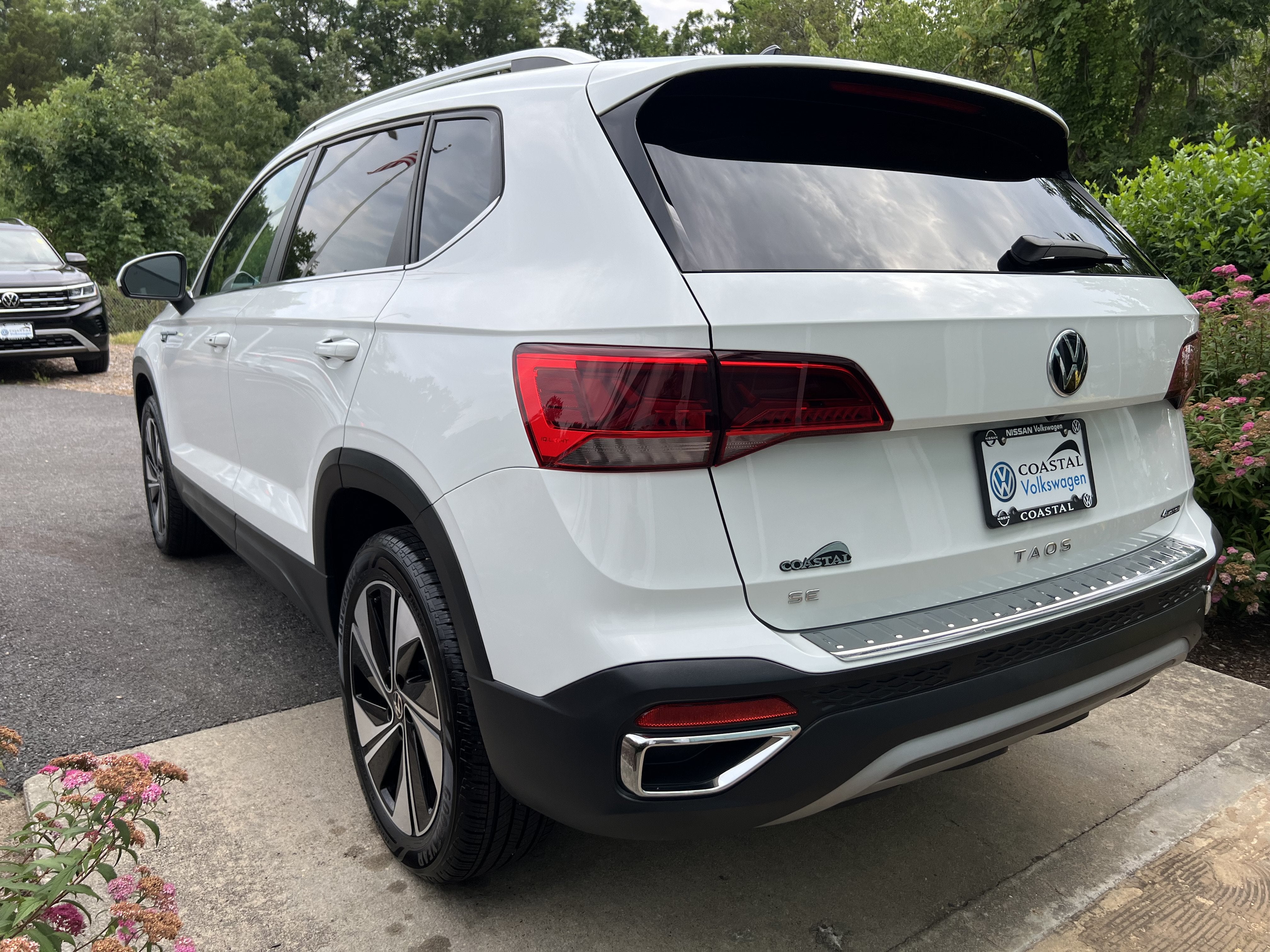 2023 Volkswagen Taos SE W/ Panoramic Sunroof