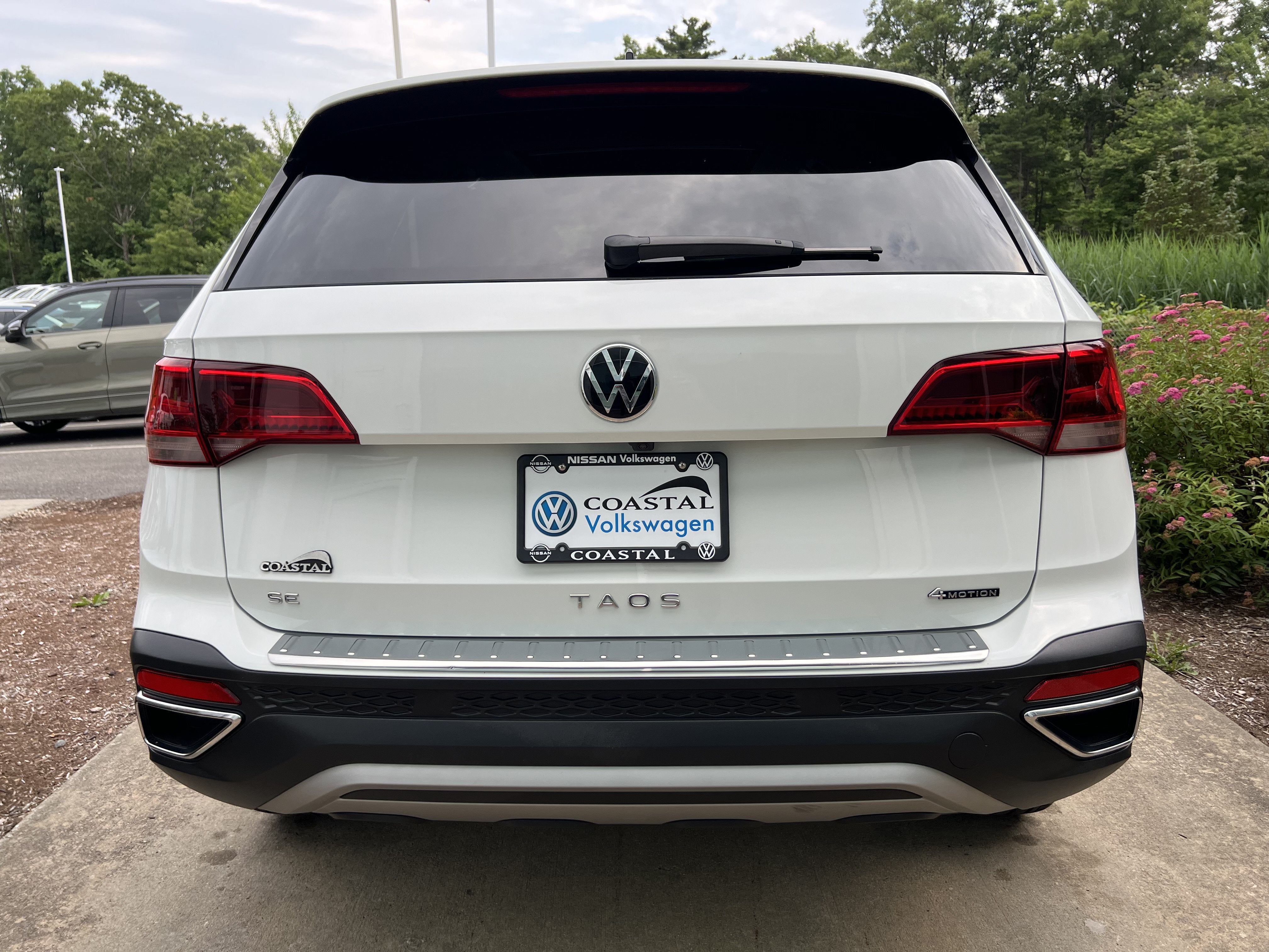 2023 Volkswagen Taos SE W/ Panoramic Sunroof
